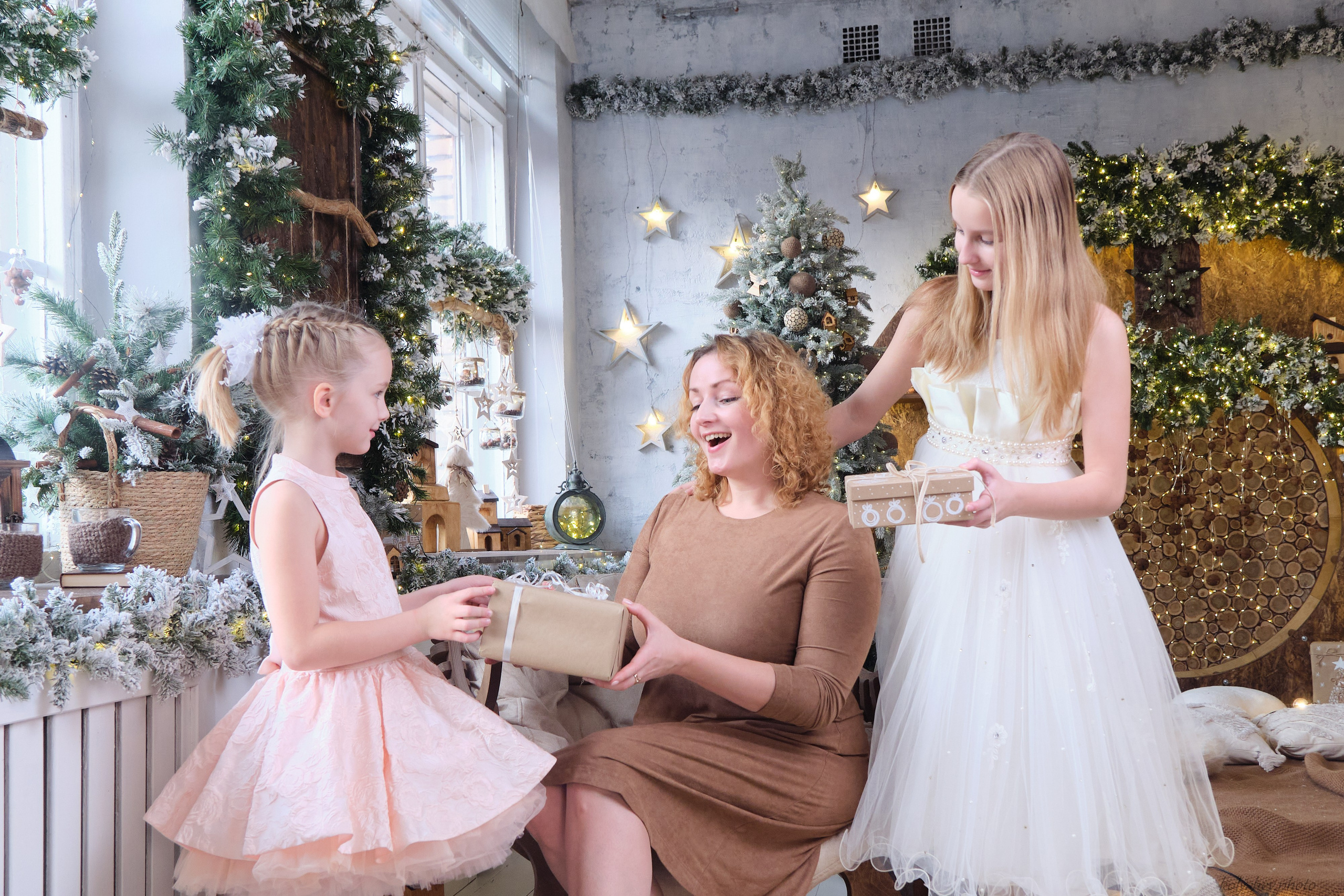 Семейная фотосессия мамы и дочек в студии в Москве фотограф Колышева Виктория. Портретный фотограф на новый год в Москве Виктория Колышева