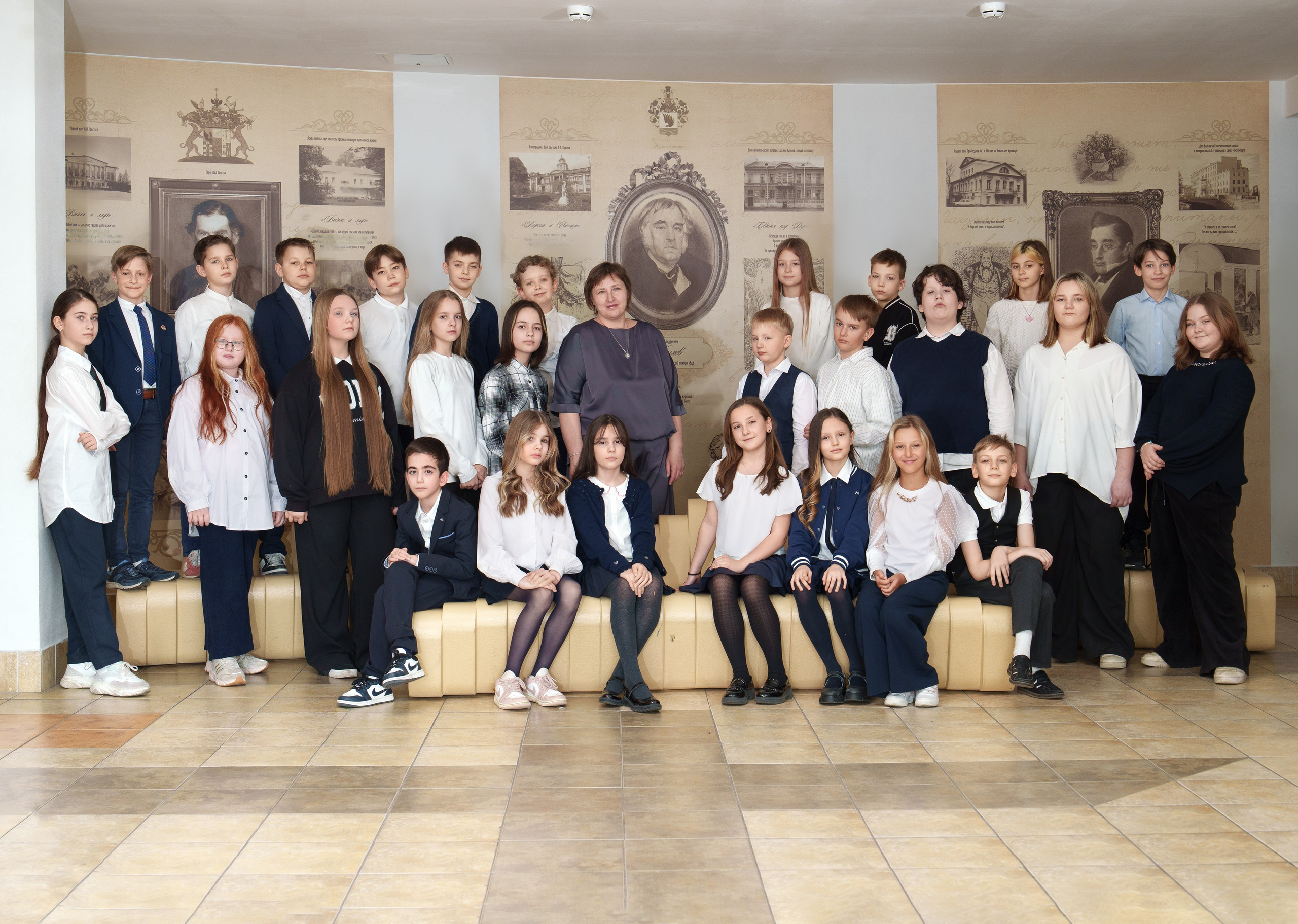 4 Класс Средний альбом (с двумя дополнительными разворотами, оживающее фото учителя). Школьный фотограф и фотограф в детском саду