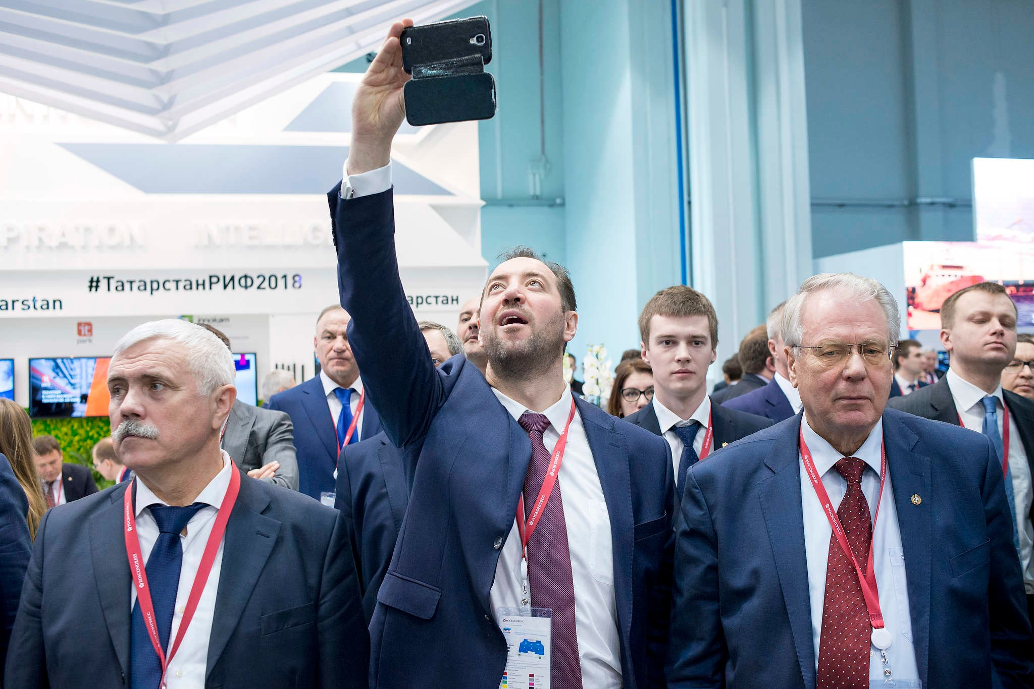 Участники пытаются увидеть Владимира Путина на международном инвестиционном форуме в Сочи. Съемка для РБК в 2018 году.