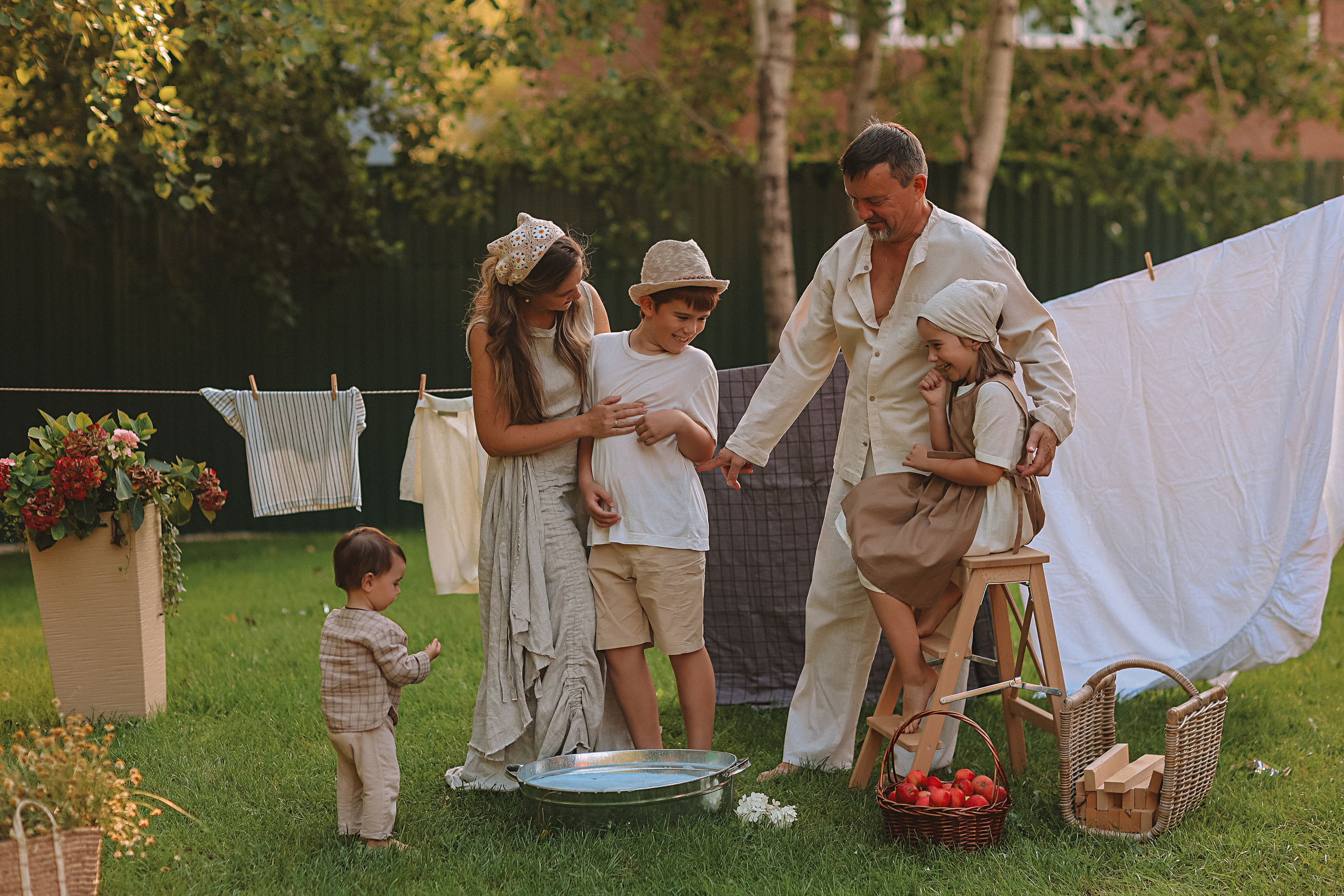 Стирка у дома. Семейный фотограф Тюмень, фотограф на роды Салмина Мария