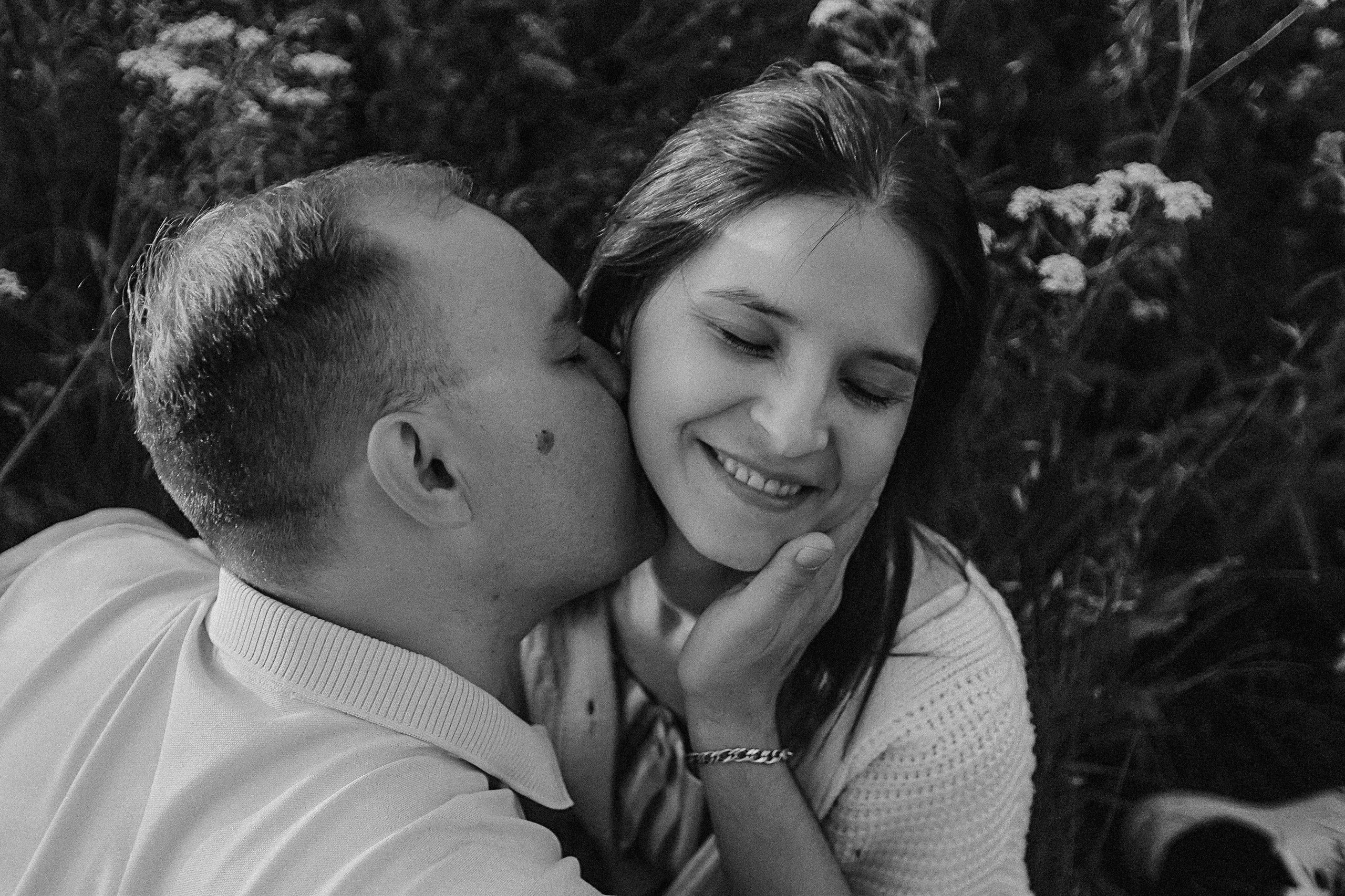 Поле love story на закате. Семейный фотограф Тюмень, фотограф на роды Салмина Мария