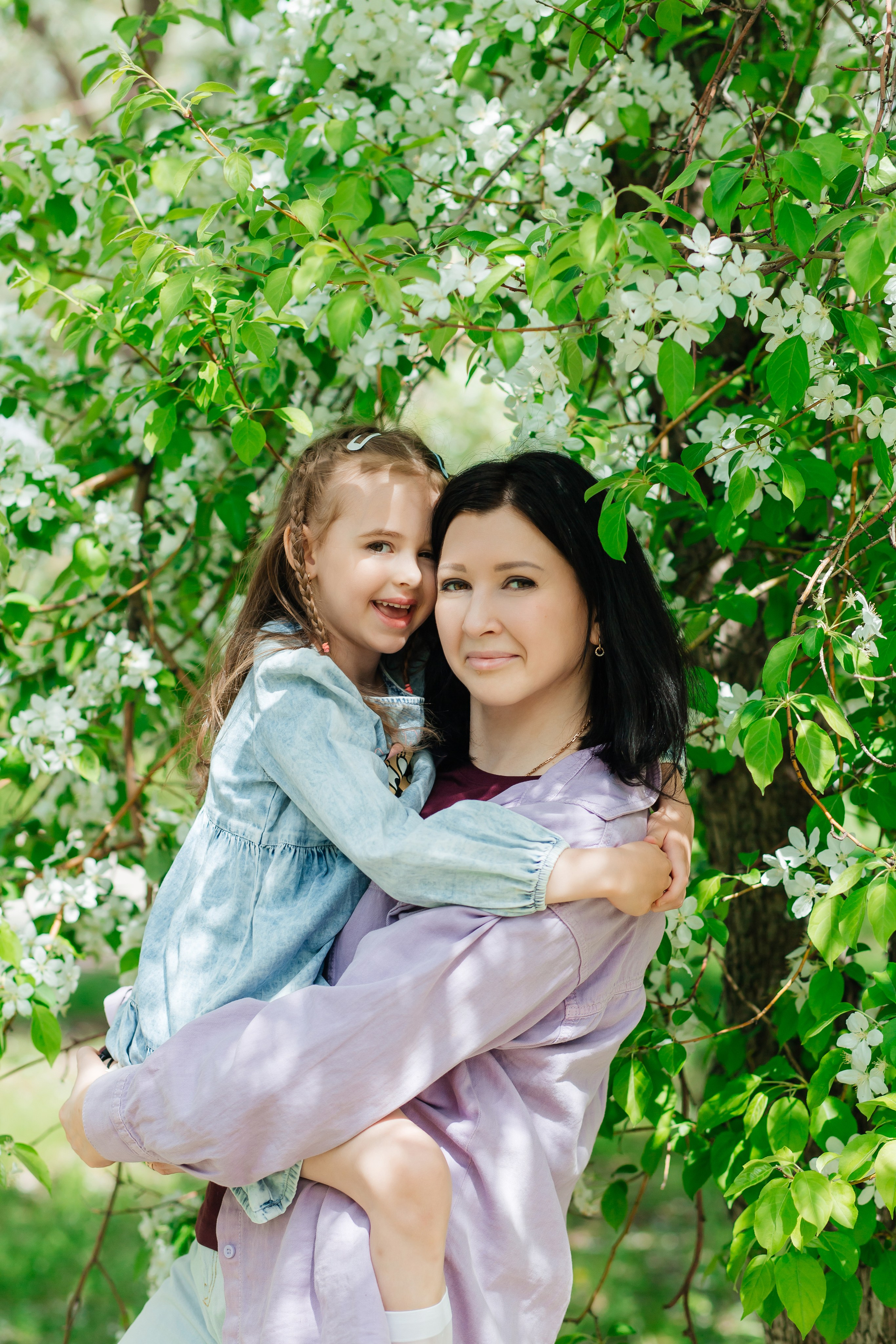 Надюша с дочкой цветение. Женский фотограф в Оренбурге Ирина Заводчикова