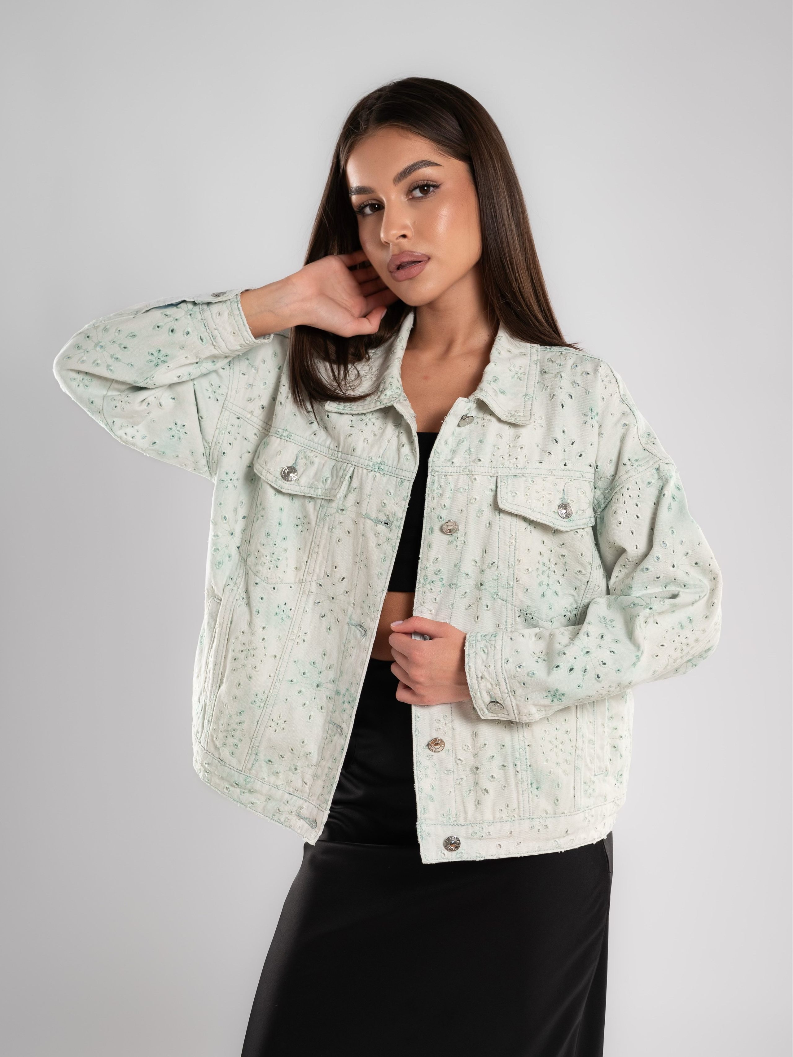 Джинсовые куртки на 2х моделях. Предметный фотограф, фото для маркетплейсов Пятигорск, КМВ