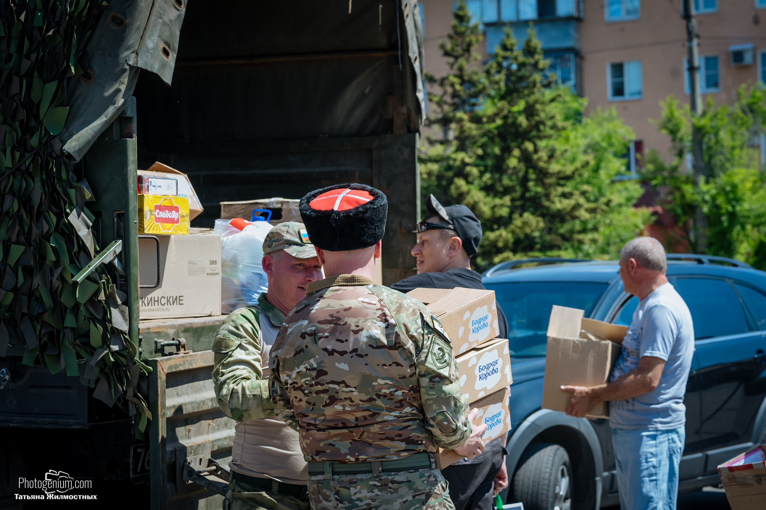 8 июня «Патриоты из Курска» сбор гуманитарной помощи у кинотеатра «Родина». Фотограф Нижний Новгород Татьяна Кейод