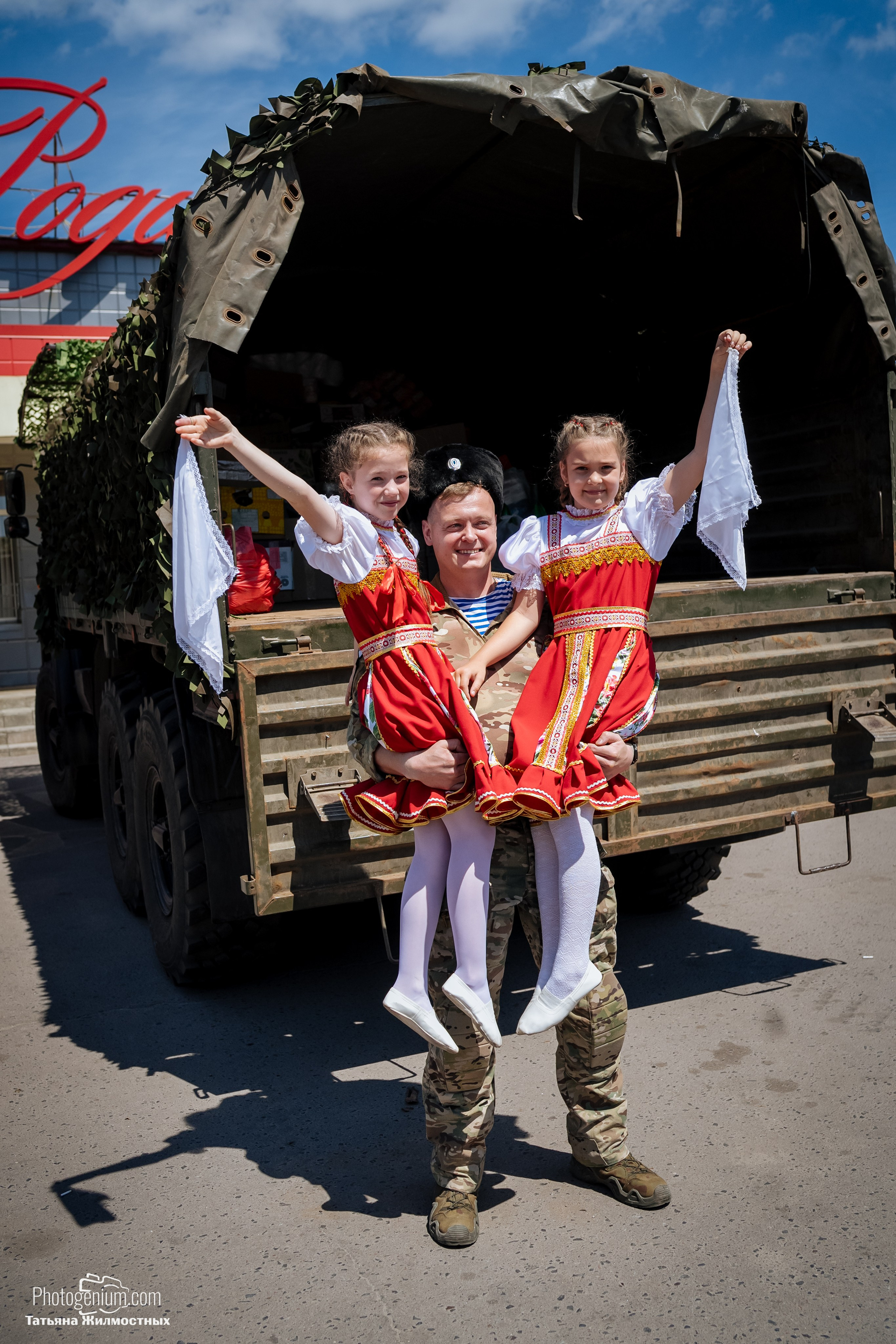 8 июня «Патриоты из Курска» сбор гуманитарной помощи у кинотеатра «Родина». Фотограф Нижний Новгород Татьяна Кейод