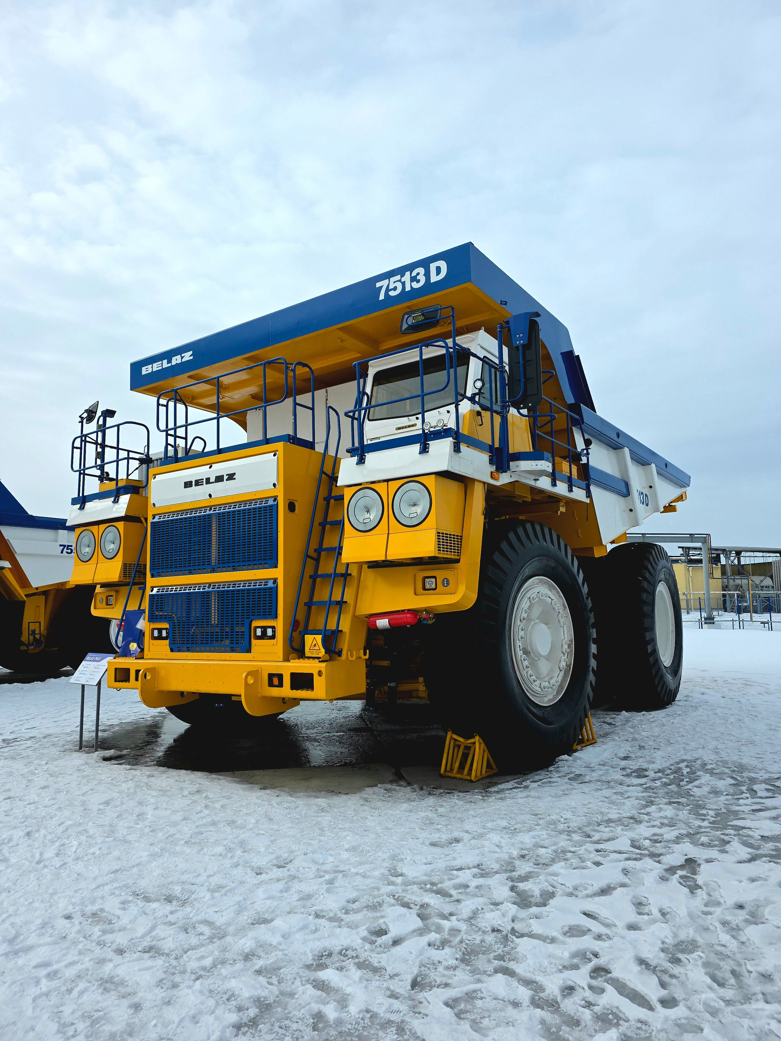 На площадке собрано большое число образцов техники. 110-140 тонн грузоподъемности - самые популярные модели