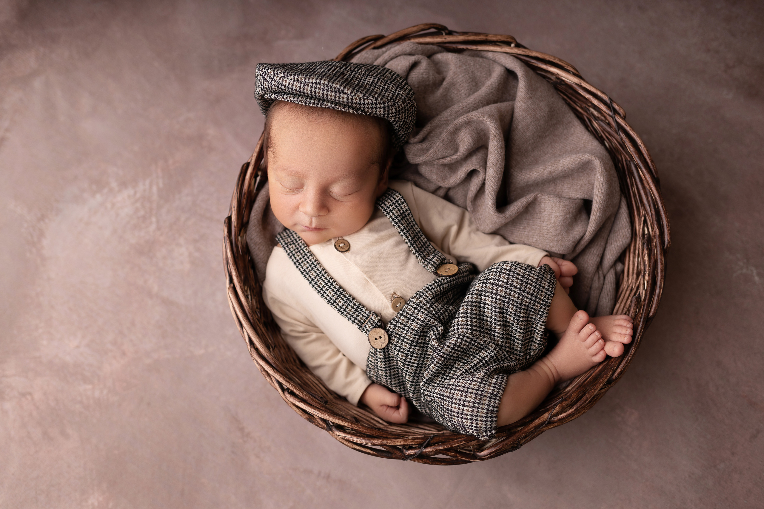 Классическая фотосессия малыша. Фотограф новорожденных малышей в Омске и Омской области Эльвира Камаева
