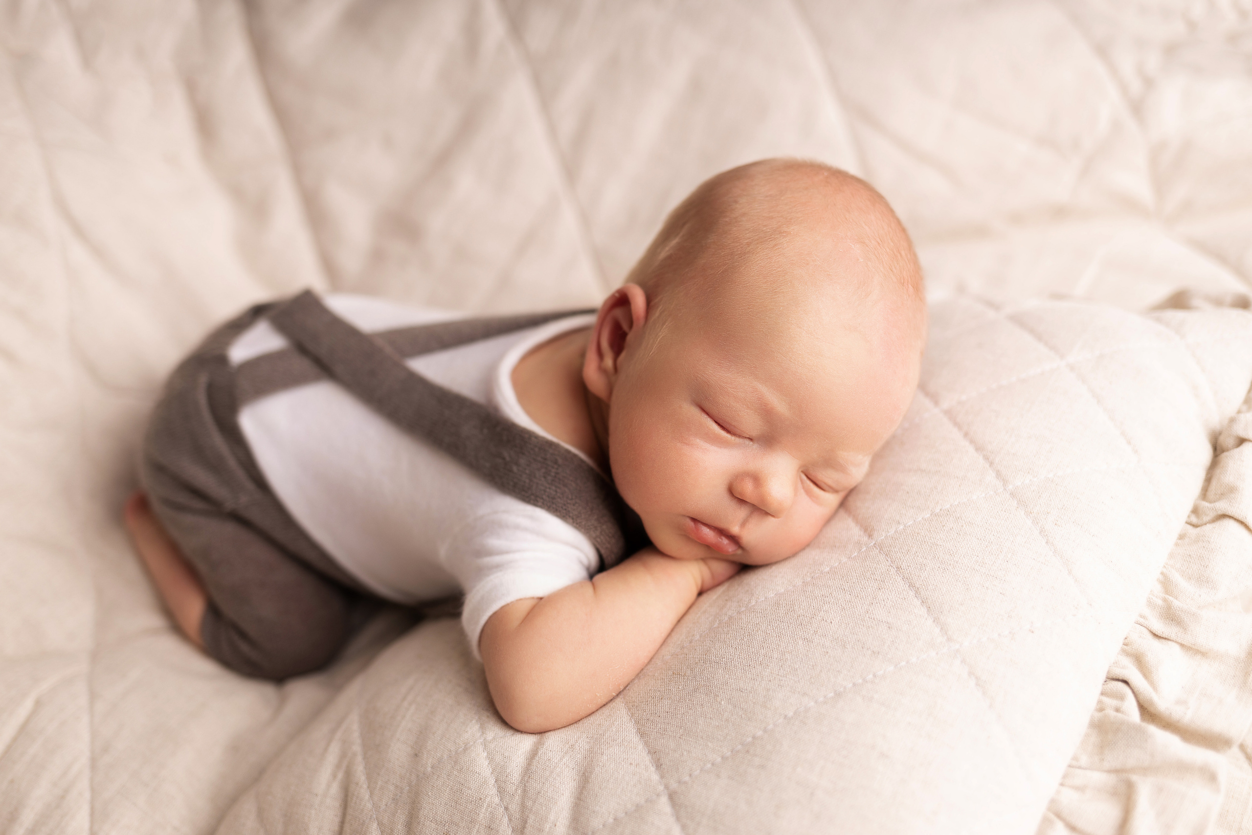 Newborn съемка в стиле Лайф. Фотограф новорожденных малышей в Омске и Омской области Эльвира Камаева