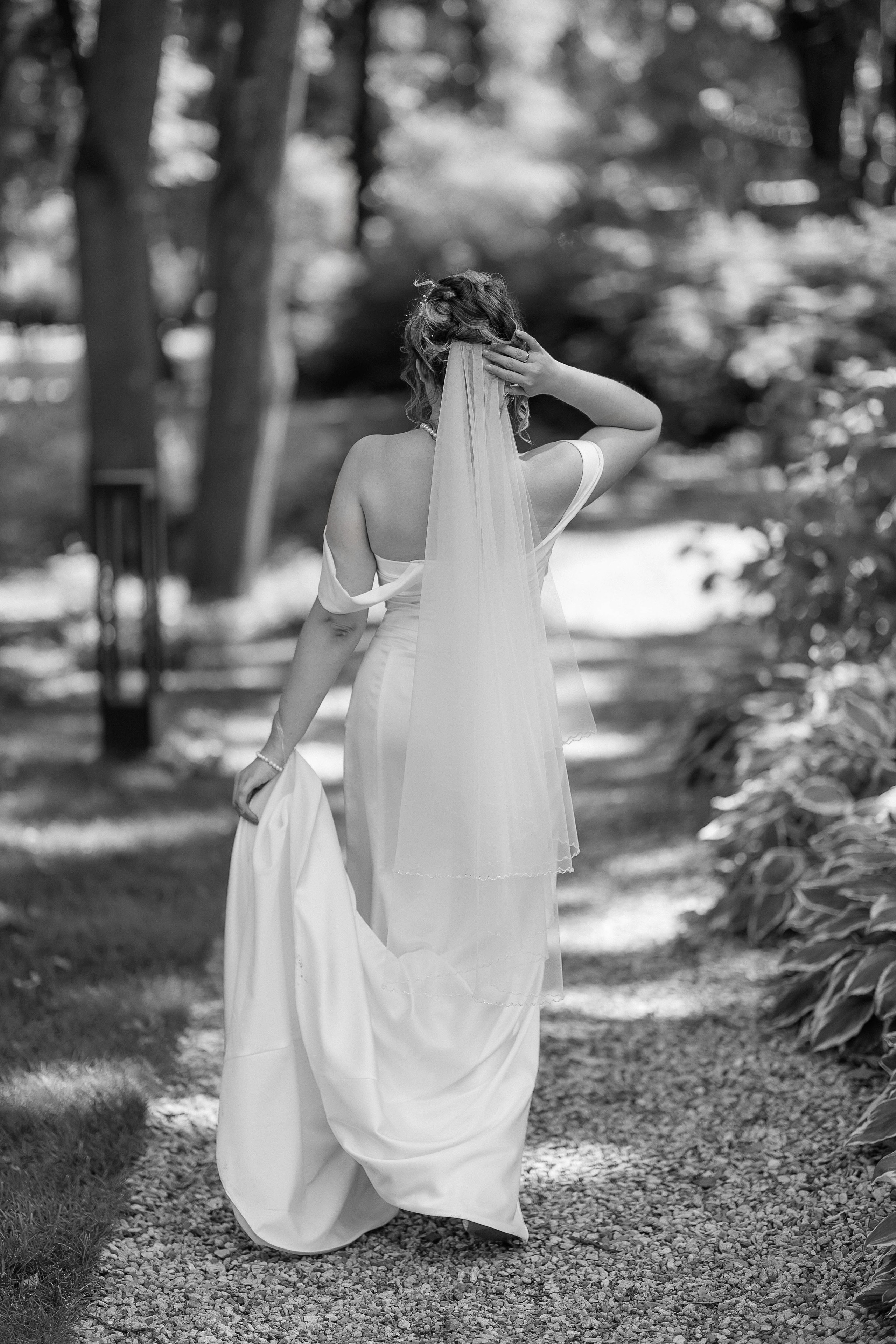 Красивая невеста идёт по парку Орленок в Воронеже