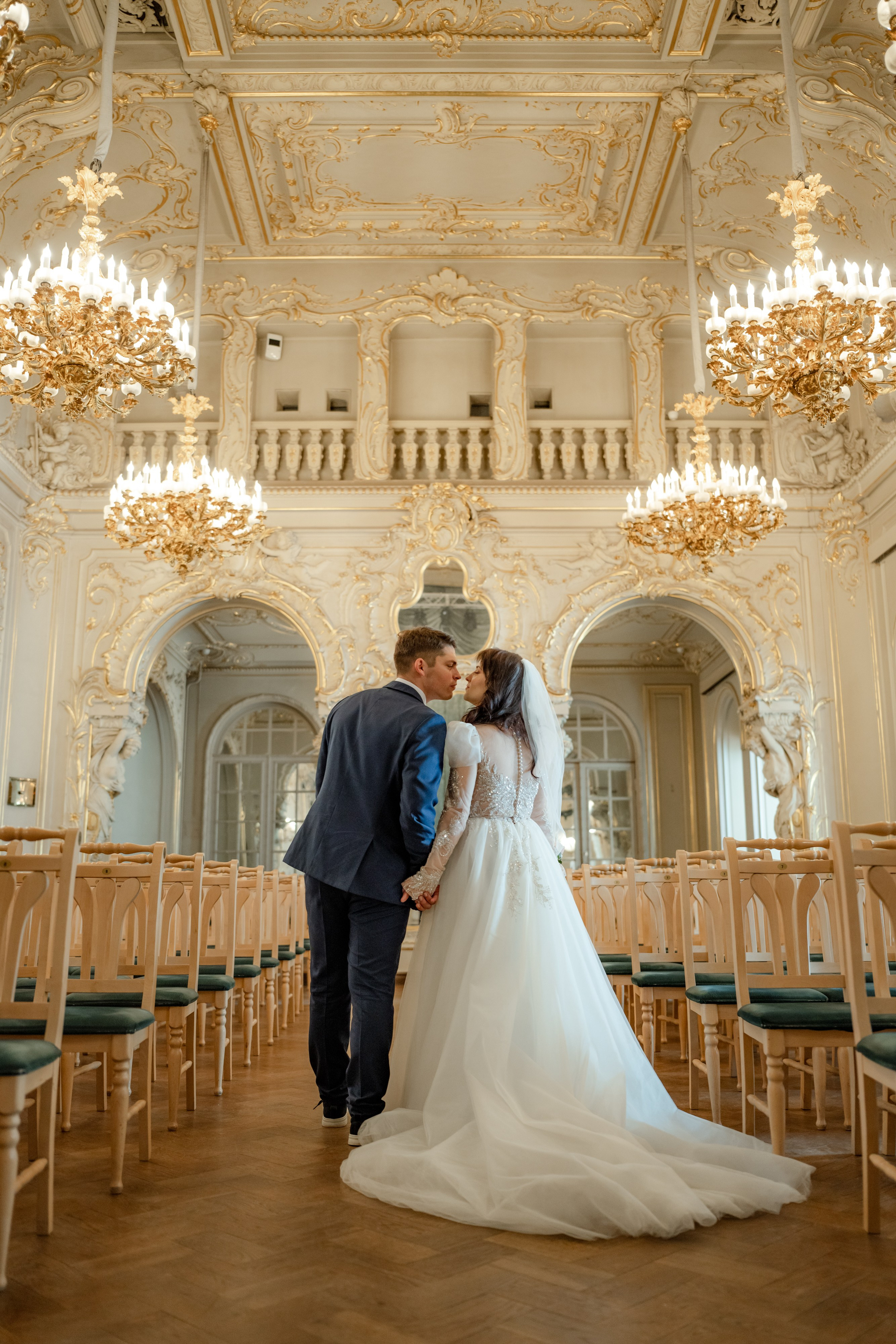 Свадебная фотосессия в Доме ученых, Дворце князя Владимира в Санкт-Петербурге. Жених с невестой в зале театра.