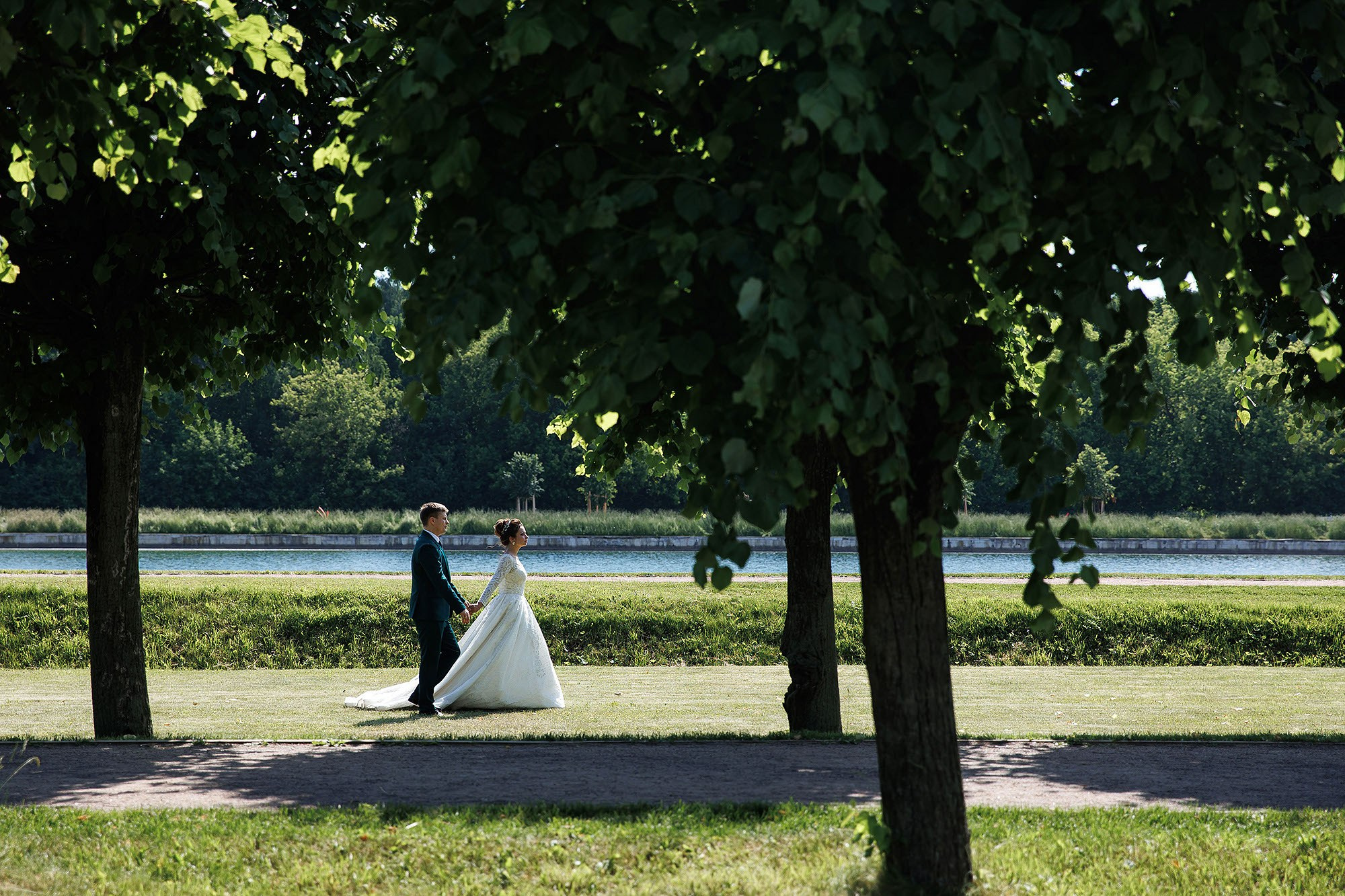 Прогулка, фотосессия жениха и невесты. Свадебная съемка. Фотограф в Москве Валерий Боцман