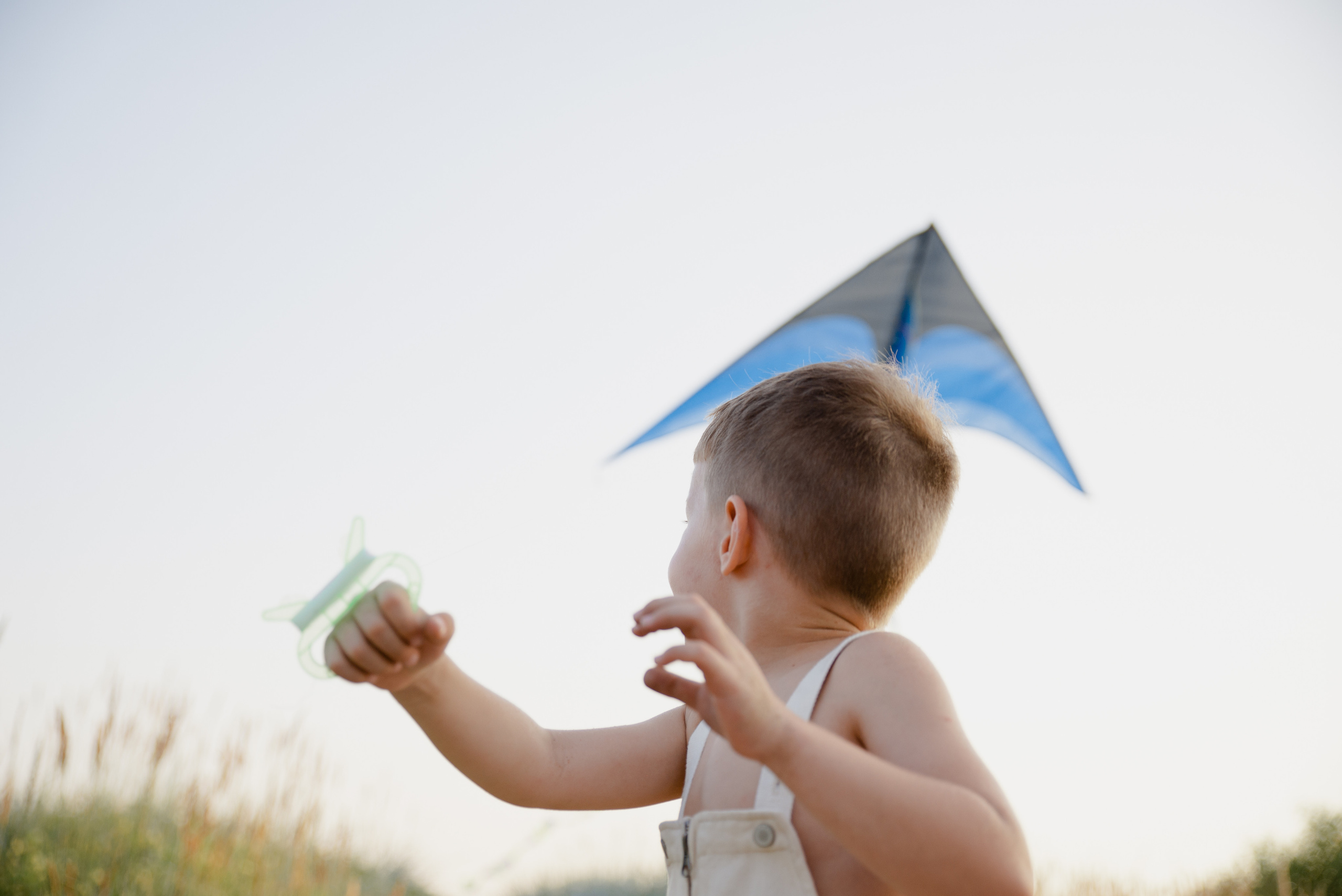 Семейная летняя фотосессия с воздушным змеем на заливе. Семейный фотограф в Санкт-Петербурге.
