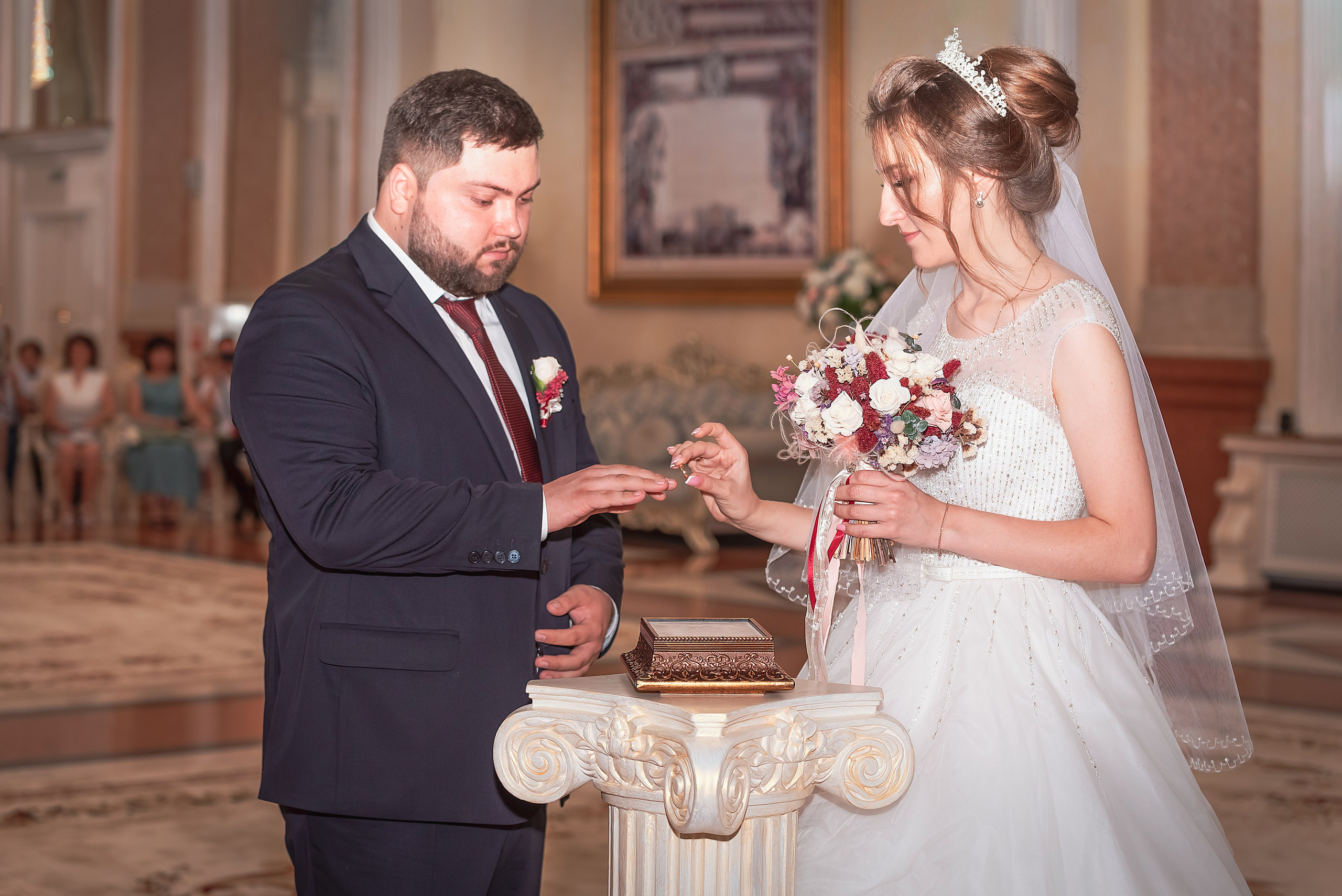 Невеста и жених обмен кольцами свадебная фотосессия в Краснодаре