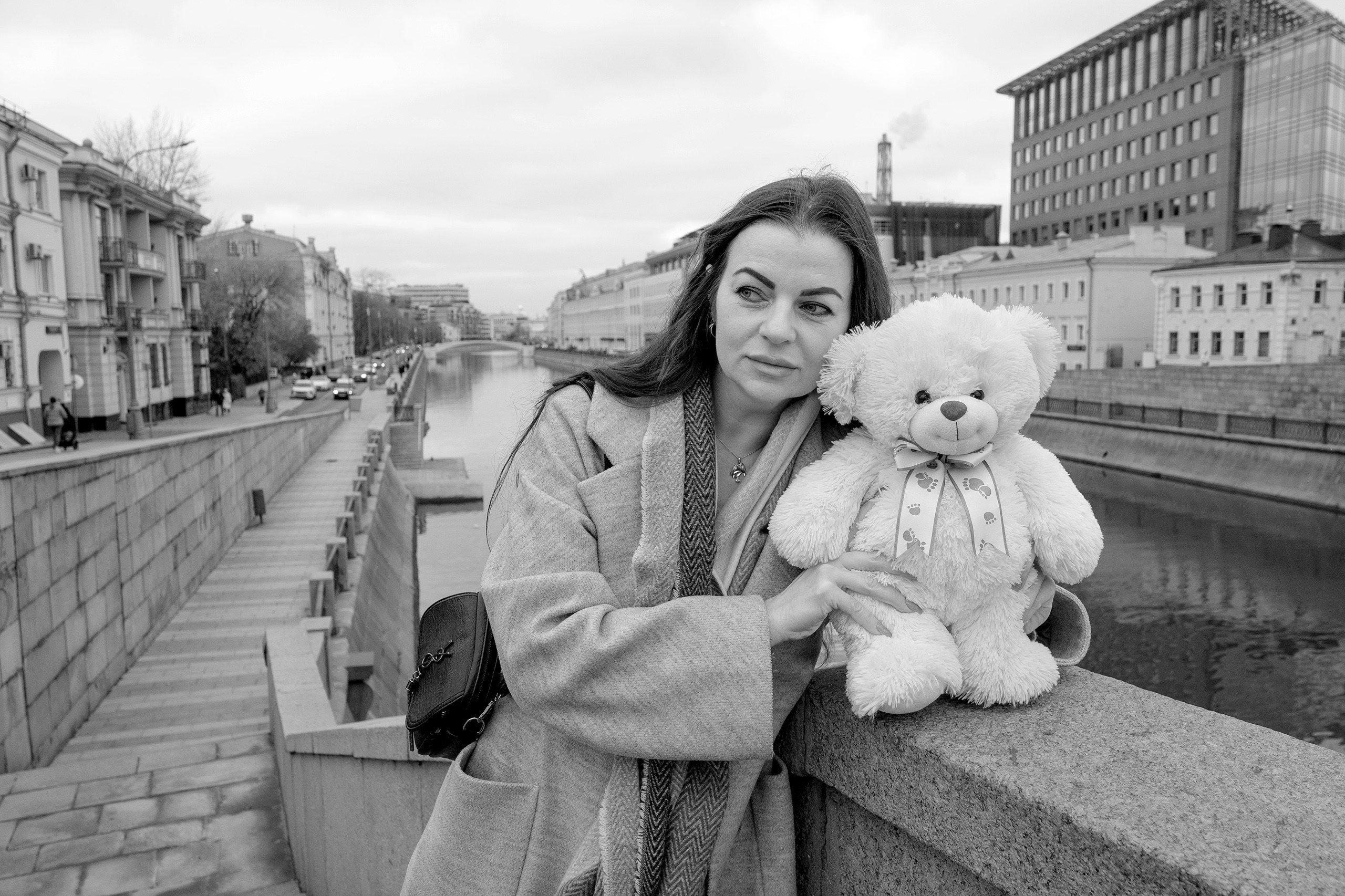 Фотосессия с игрушкой. Плюшевый медведь. Женская фотосессия, прогулка по городу.Фотосессия в Москве. Девушка с игрушкой