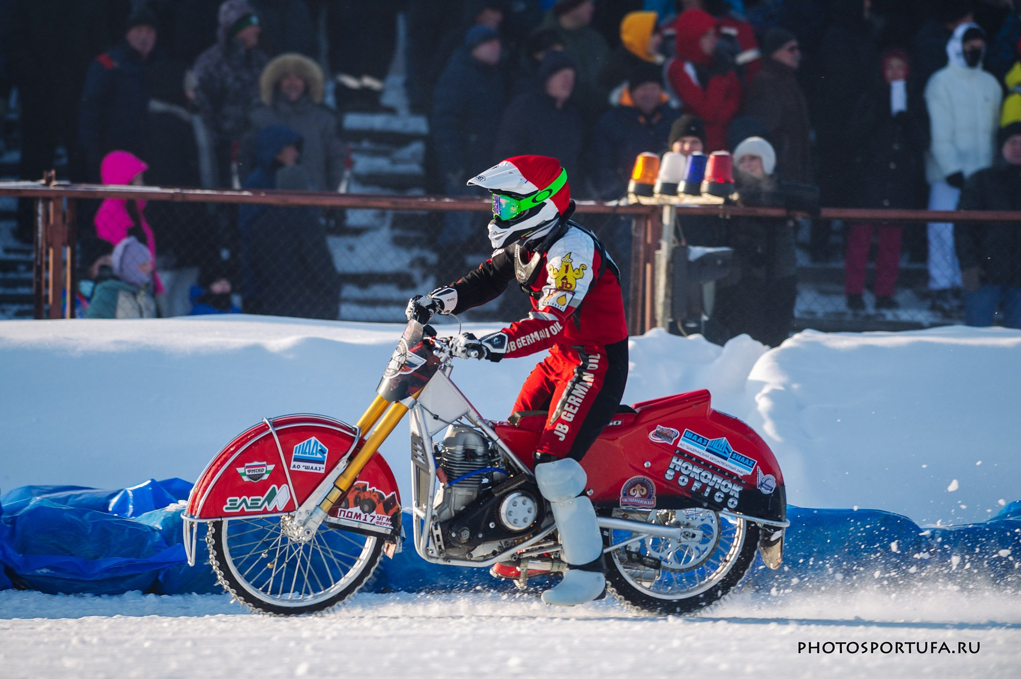 Мотогонку на льду. Спортивный фотограф в Уфе Евгений Буров