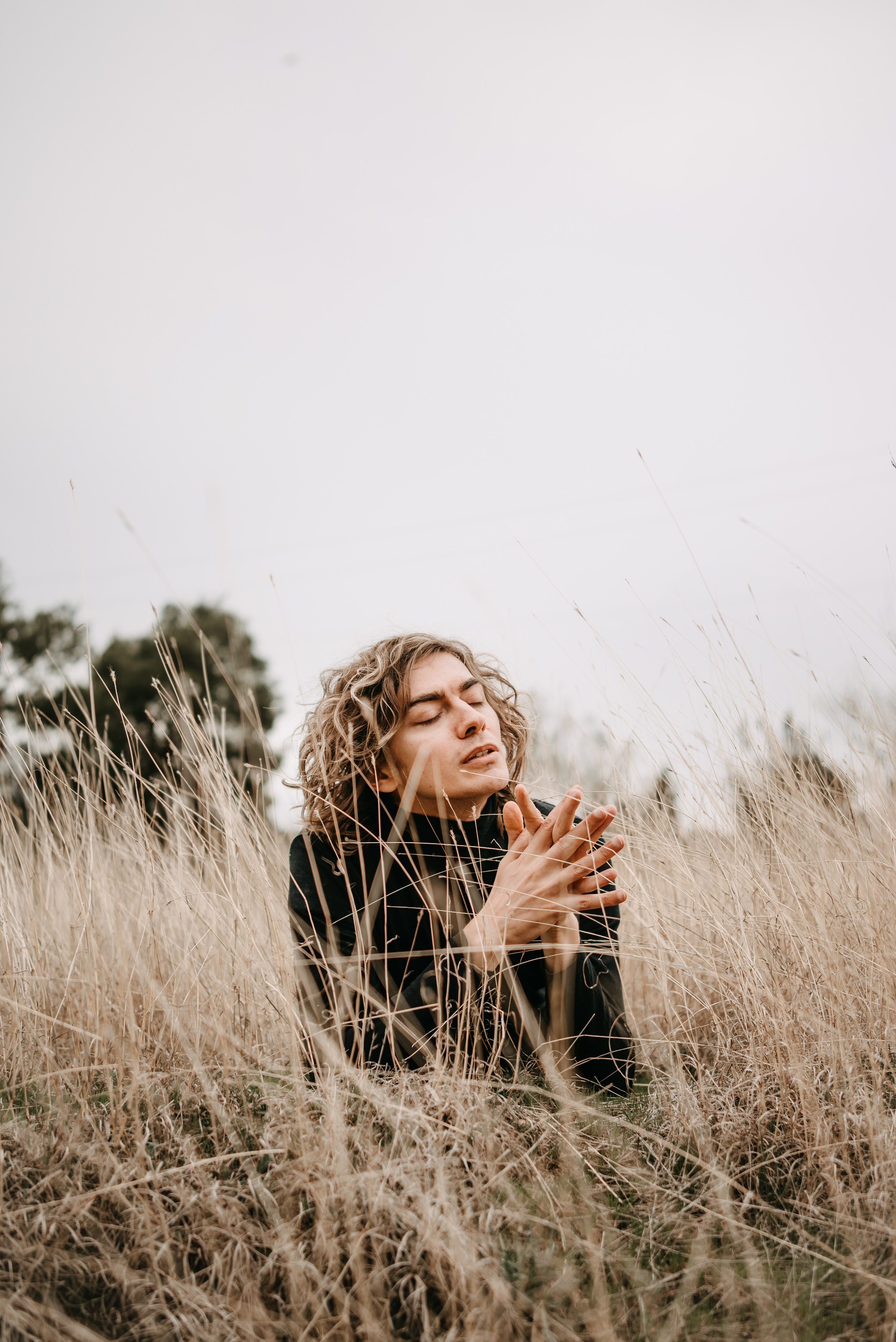 Мужская портретная фотосессия на природе. Портретный и свадебный фотограф в Тбилиси • xeniqo