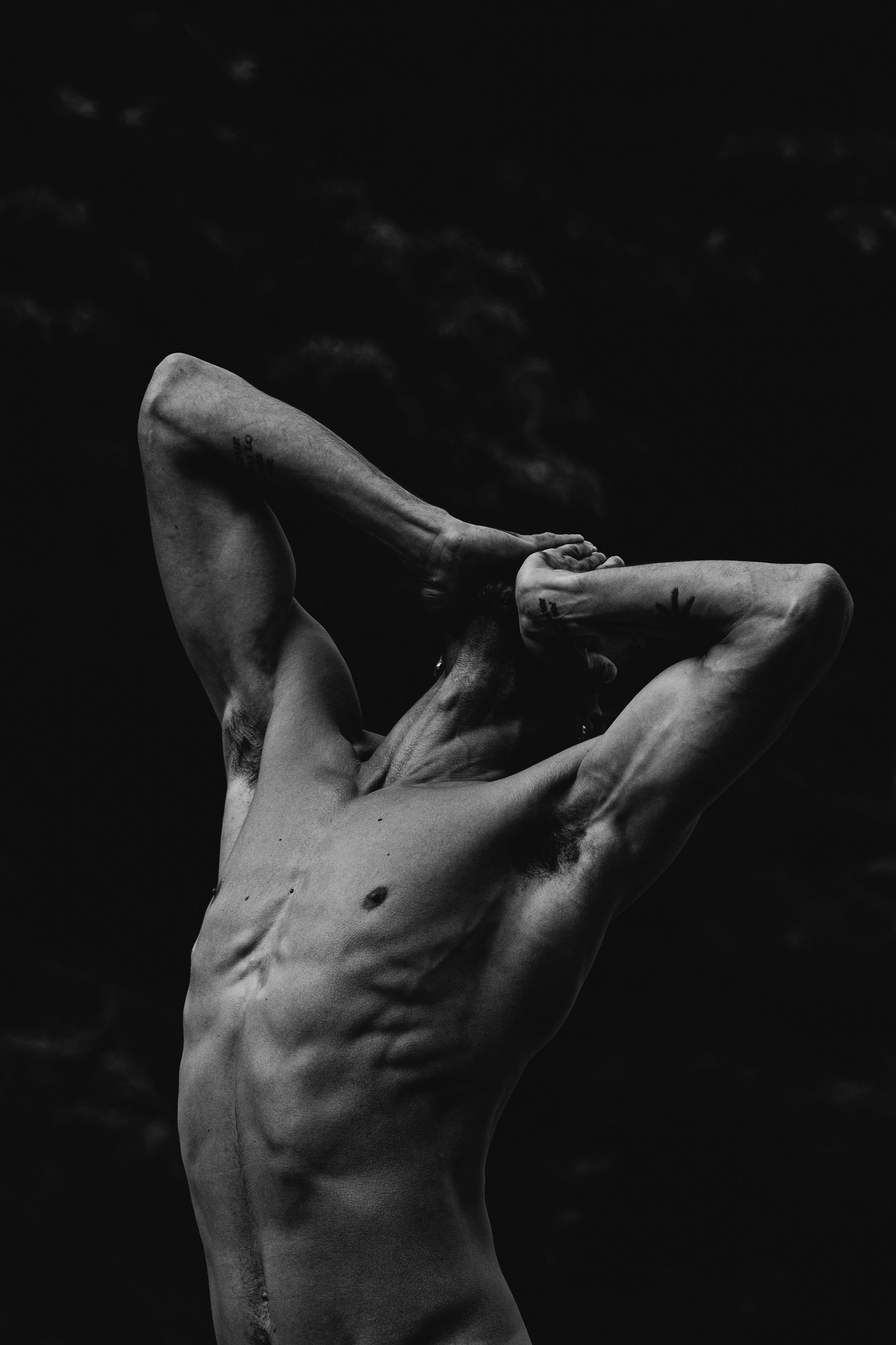 Выше торса фотография в чб парня