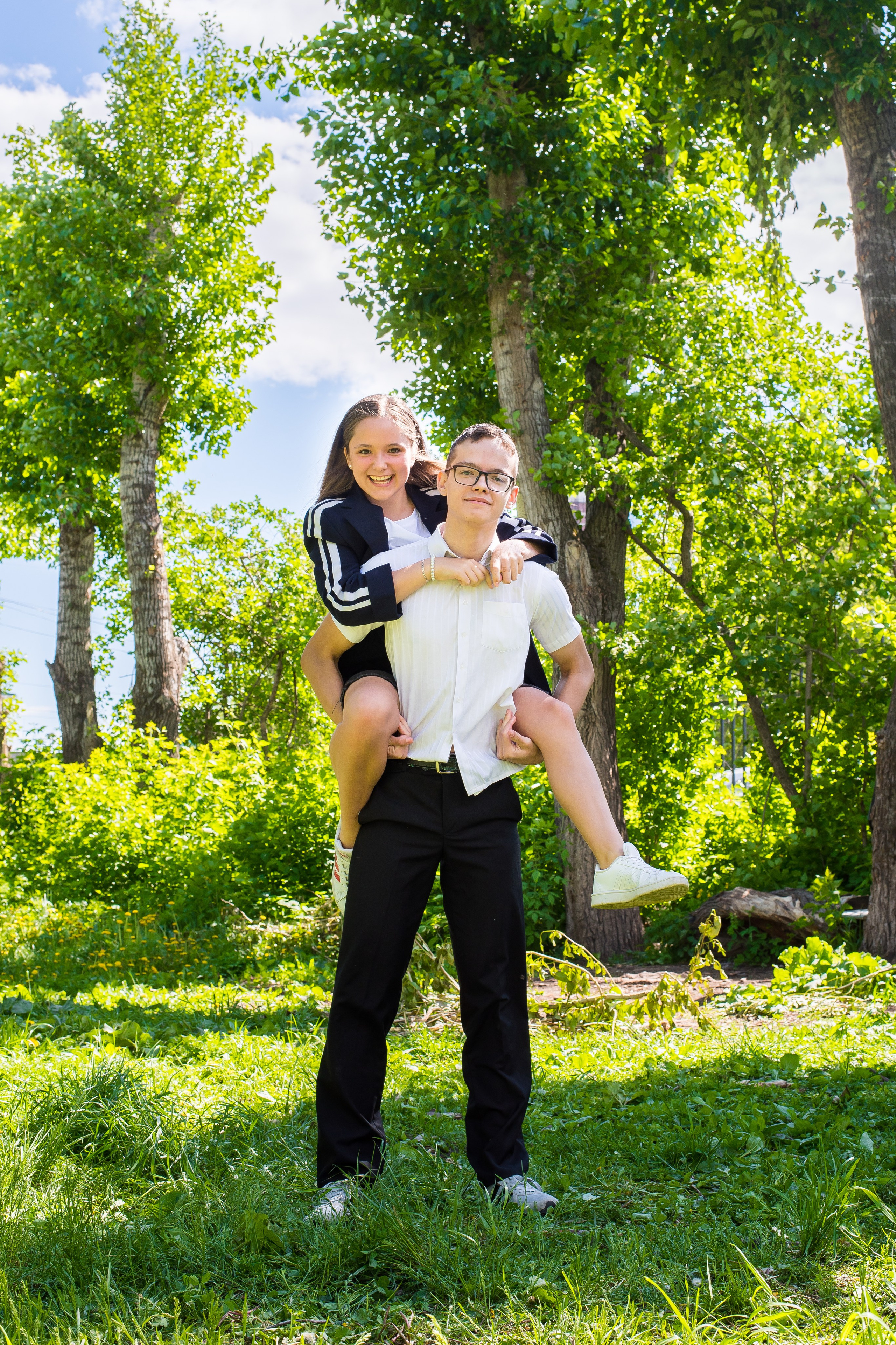 В школьном дворе, парке. Детский фотограф в Екатеринбурге и Берёзовском Евгений Кондаков
