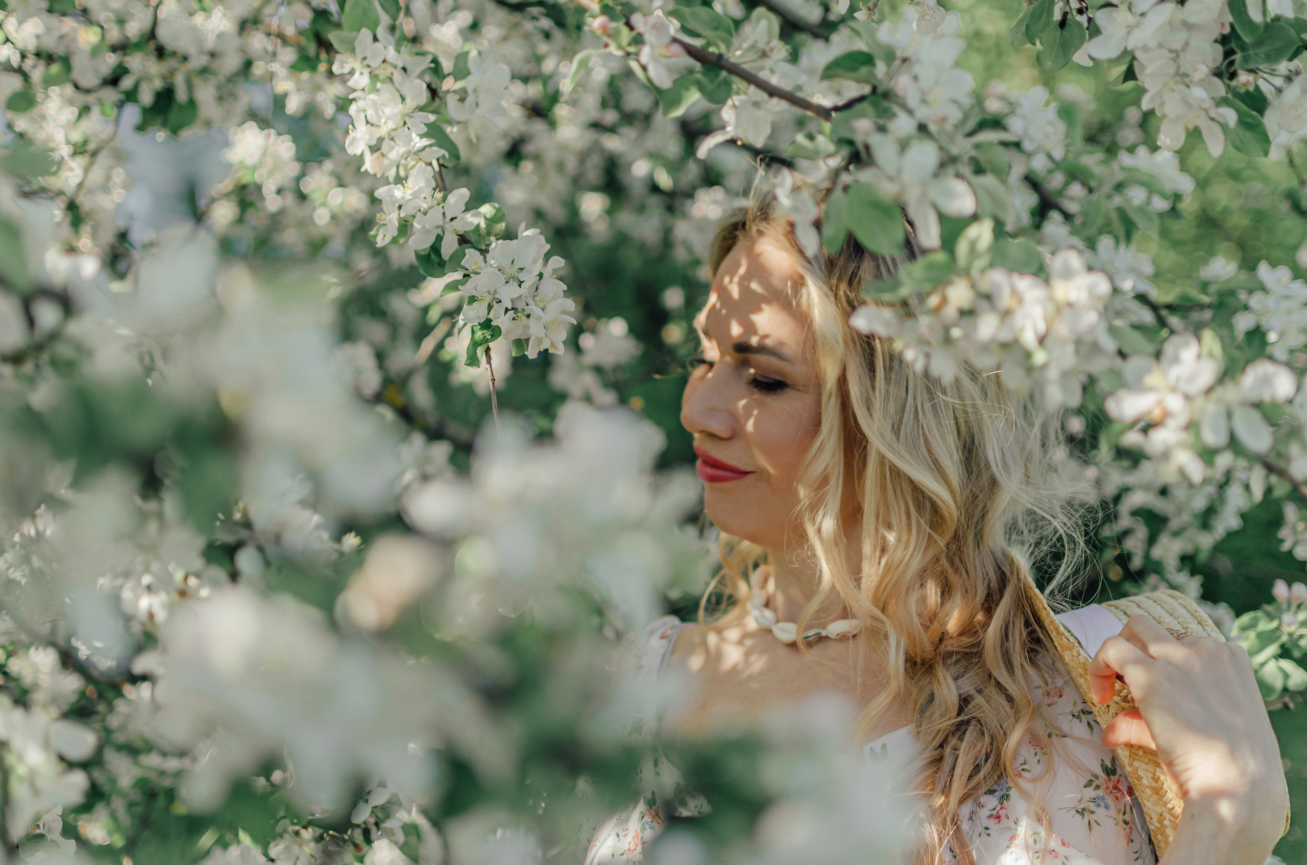 Фотосессия в цветении Сергиева Посада. Свадебный фотограф в Сергиевом Посаде недорого Ольга Гузанова