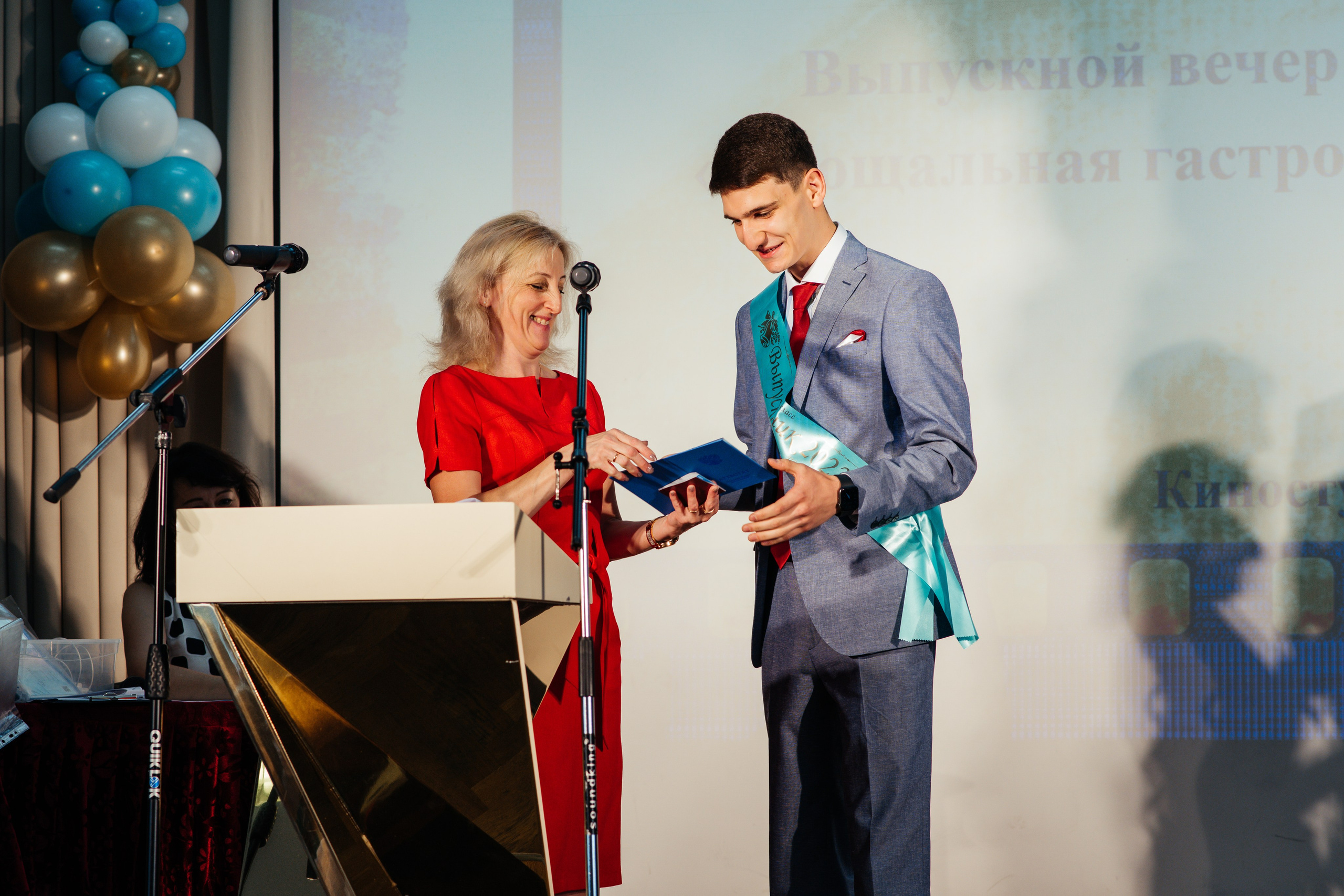 Вручение аттестатов. Выпускные альбомы в Подольске Москве и МО