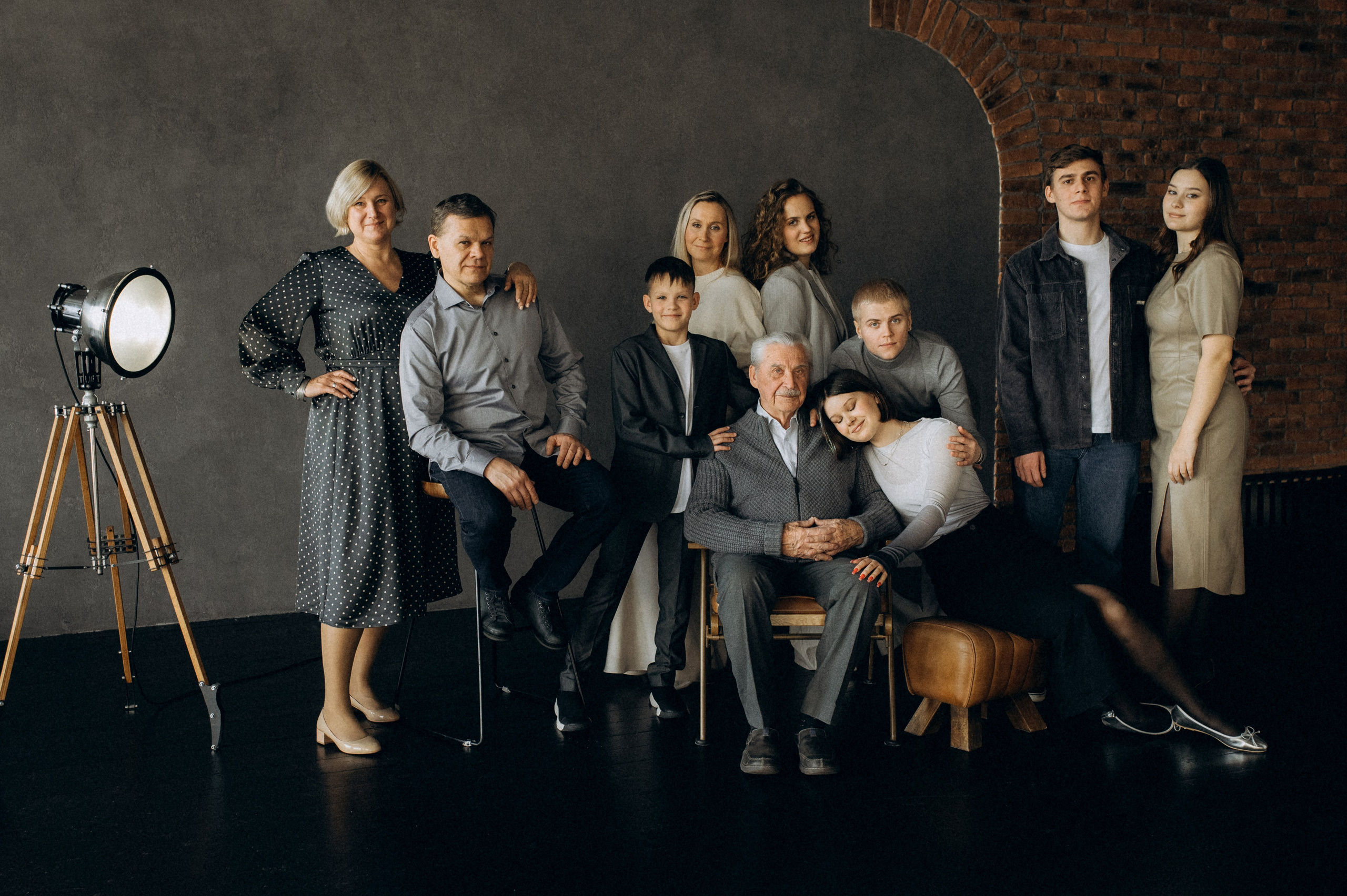 Фотосессия большой семьи в студии. Семейный фотограф в Новосибирске Женя Индрикова