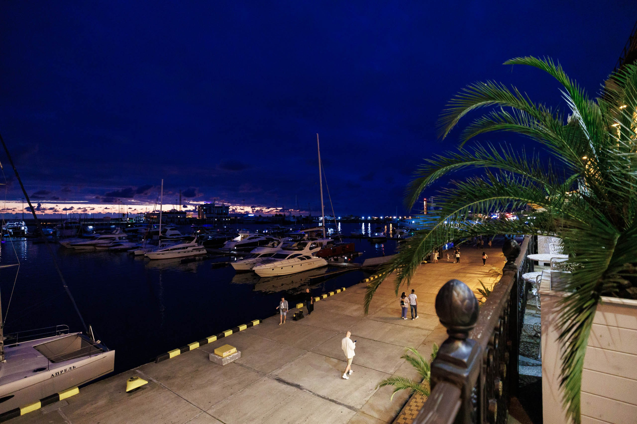 Ночная подсветка задания экстерьера ресторана Морской в морпорту Сочи