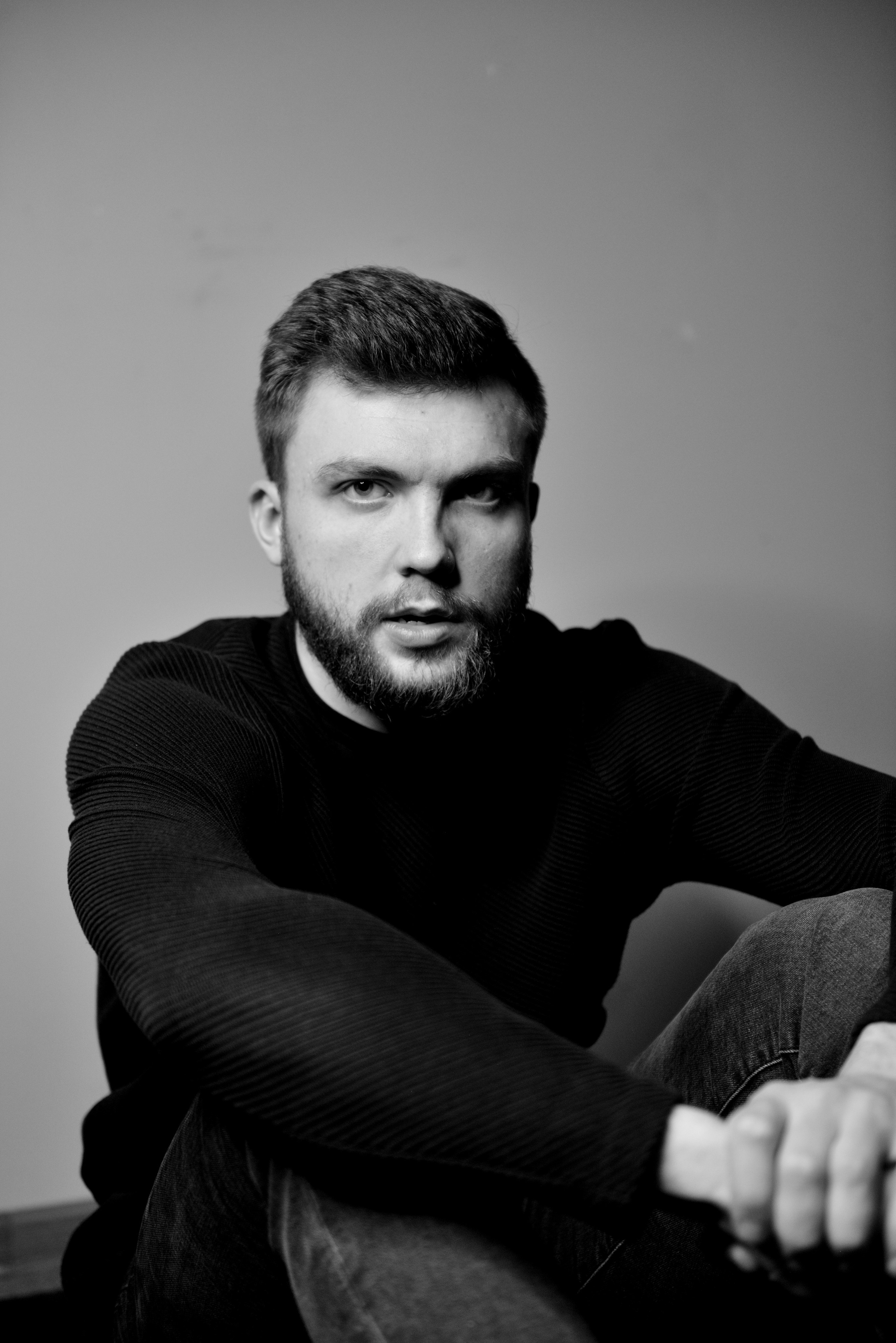 Красивый черно-белый портрет хоккеиста.