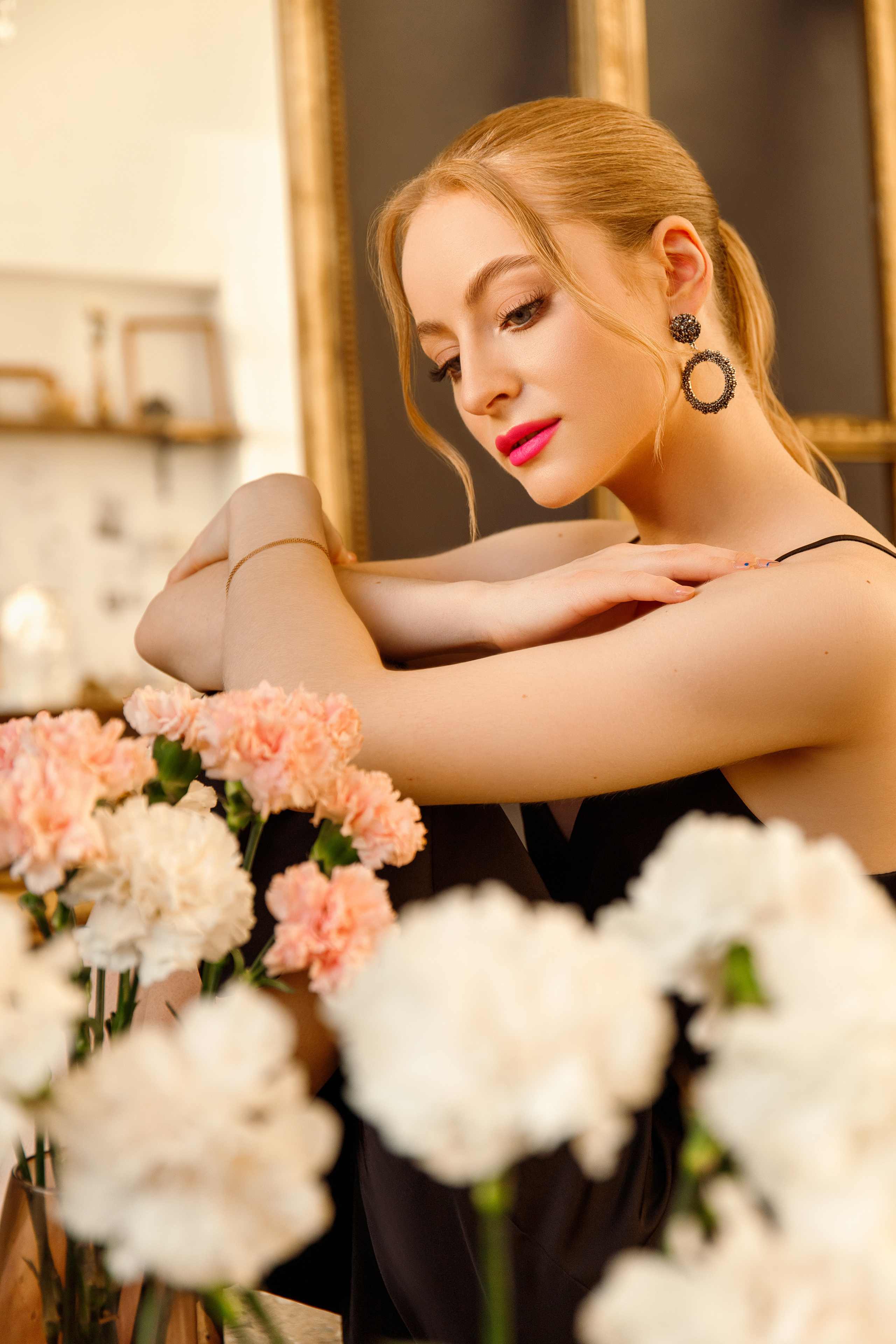 Студийная фотосъёмка с розовыми гвоздиками | Фотограф Екатерина Космачева