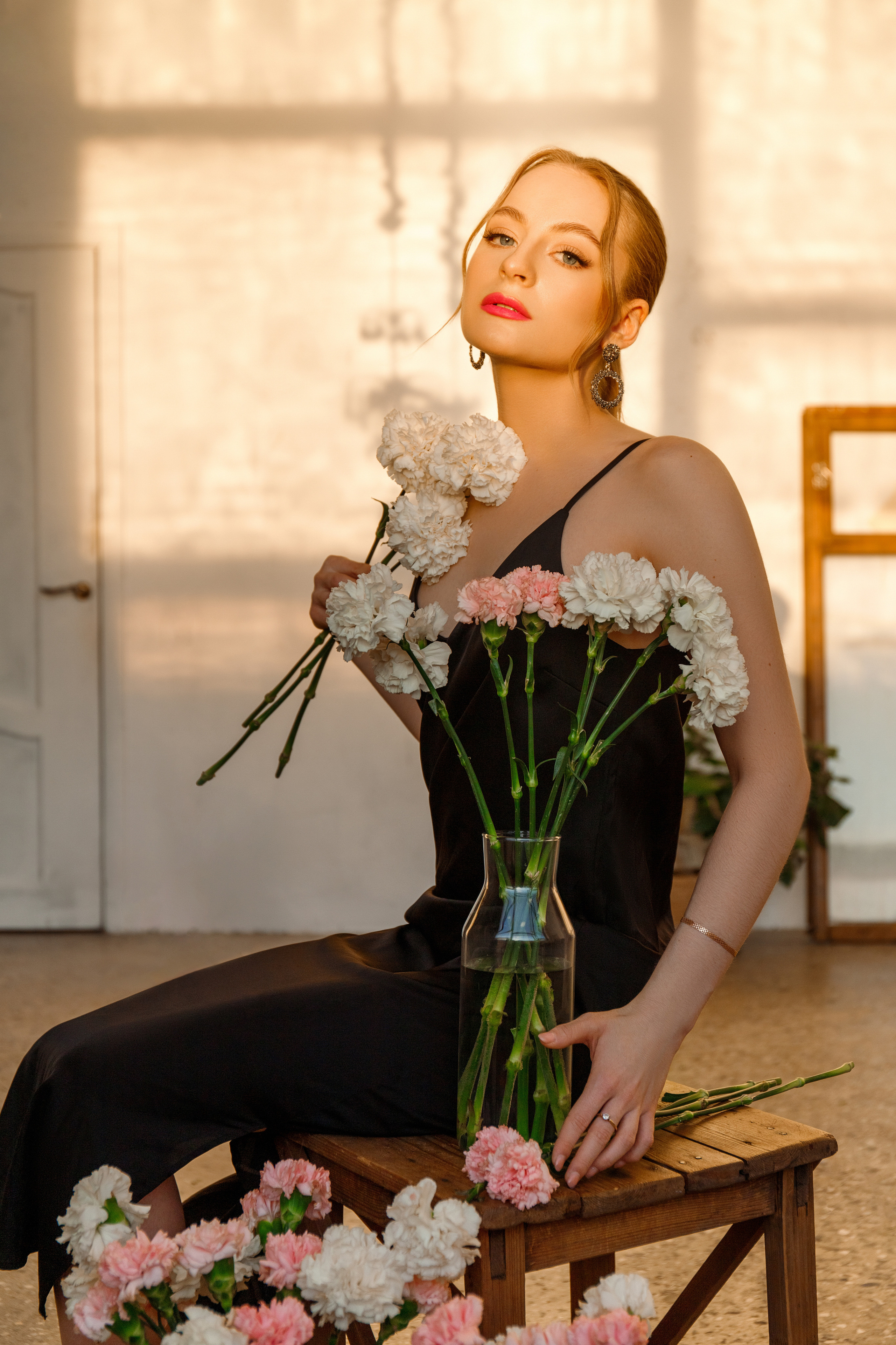 Студийная фотосъёмка с розовыми гвоздиками | Фотограф Екатерина Космачева