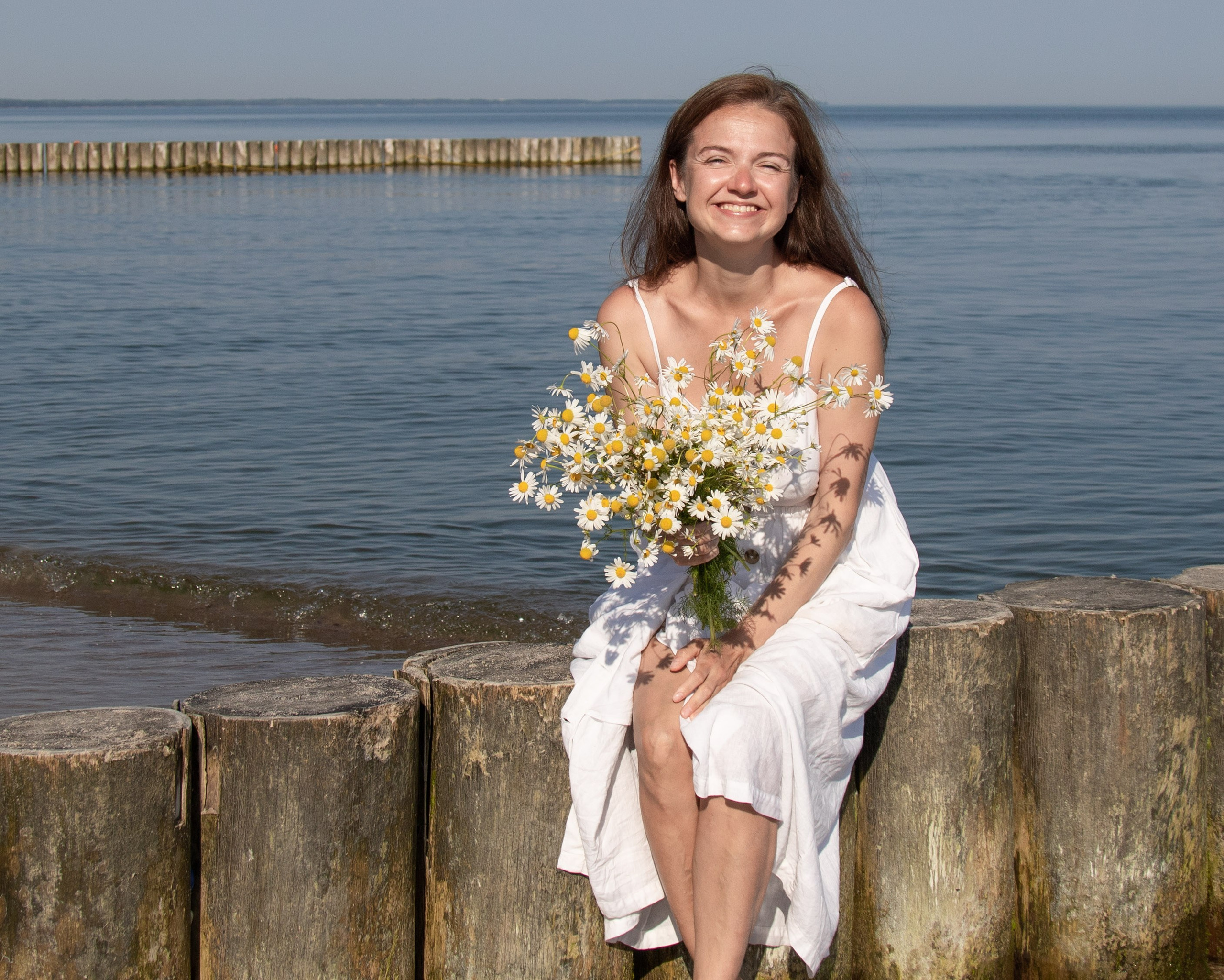 портрет девушки с цветами на море