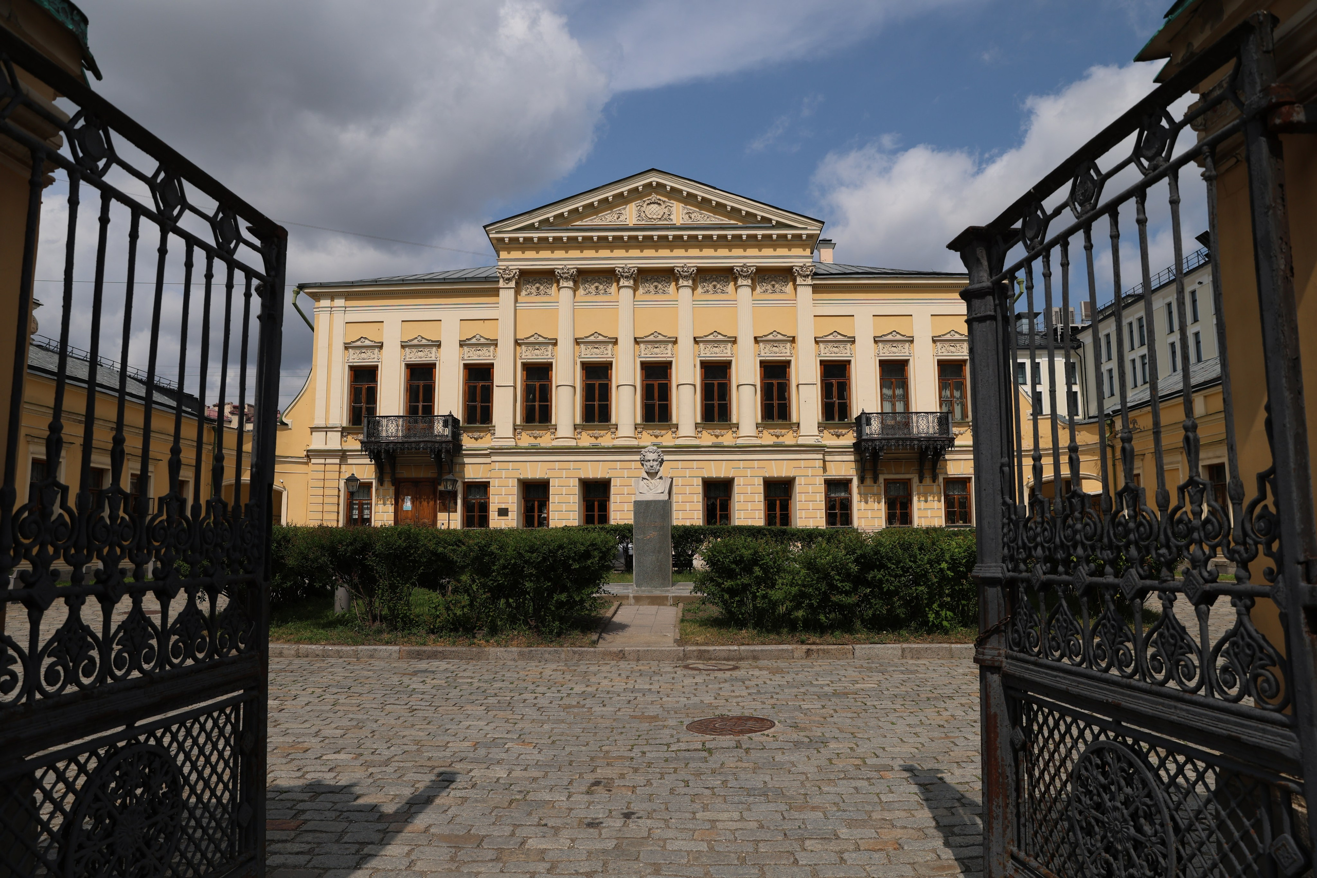 Даниил и Анастасия. Свадебная фотосессия в Библиотеке-читальне им. А. С. Пушкина. Фотограф и видеограф Анна Домашенко