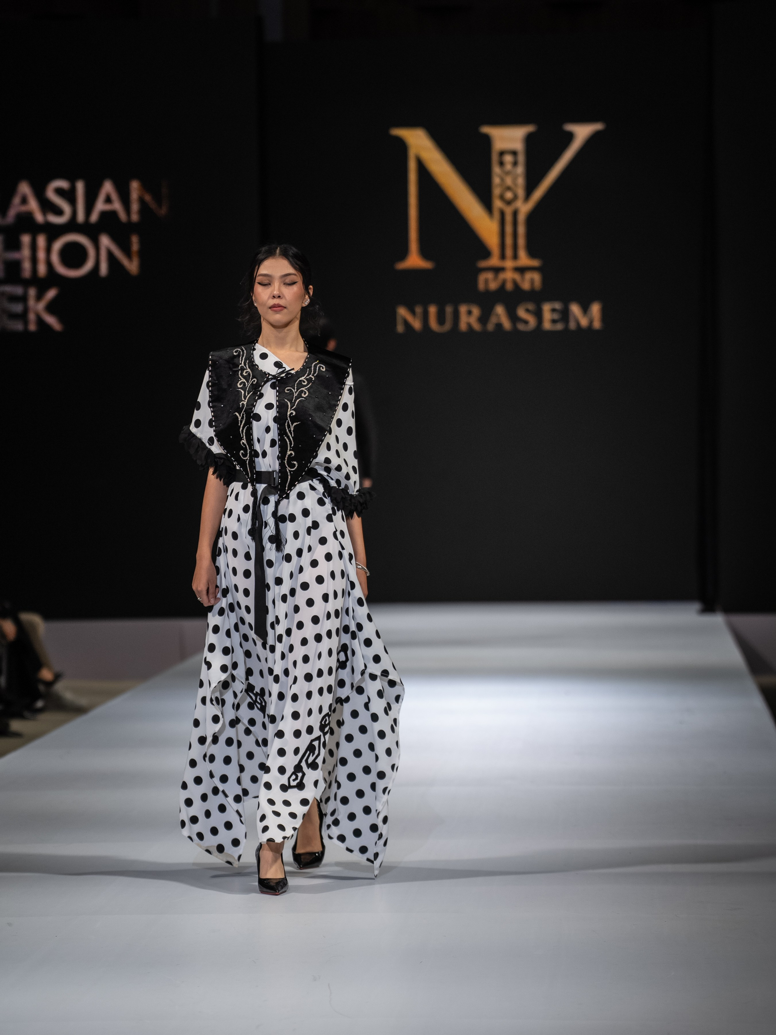 EURASIAN FASHION WEEK Nurasem. Сайт Алматинского НЮ АРТ, будуар и фэшн фотографа Дениса Карпенко