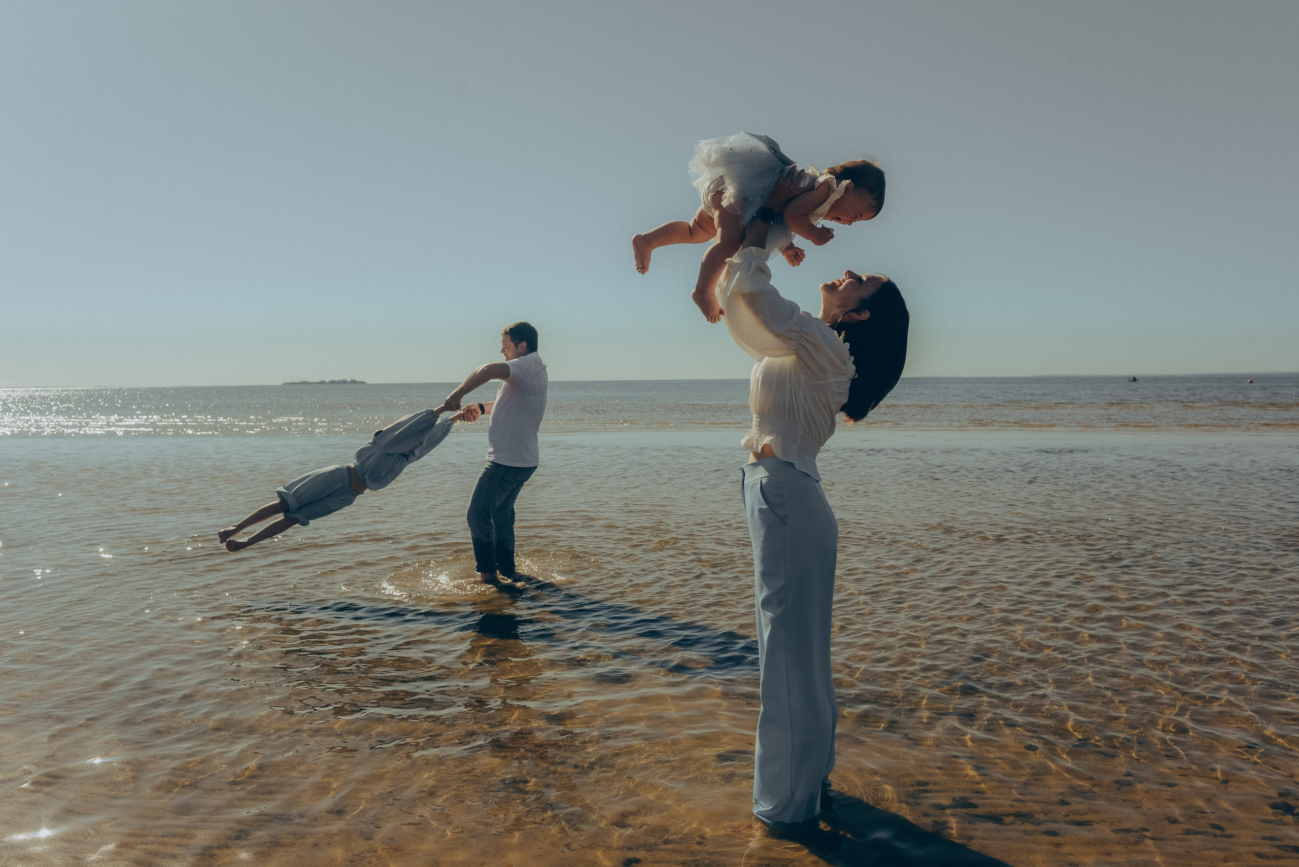 Семейная фотопрогулка на заливе. Алена Виталий Илона Ника. Семейный и свадебный фотограф в Санкт-Петербурге Яна