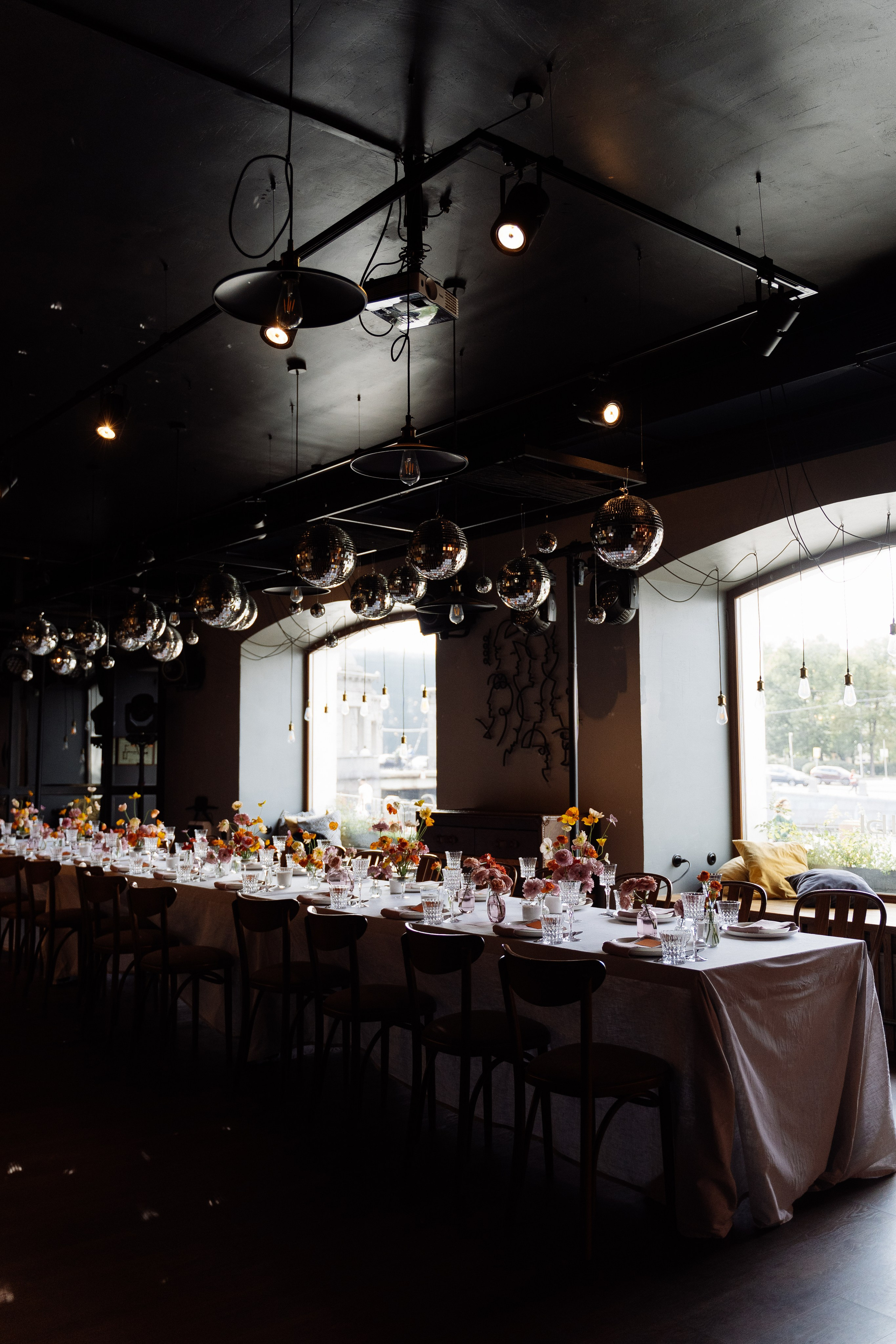 Камерная свадьба на фонтанке в сезонах. Свадебный фотограф организатор в Санкт-Петербурге Ассоль Опарина