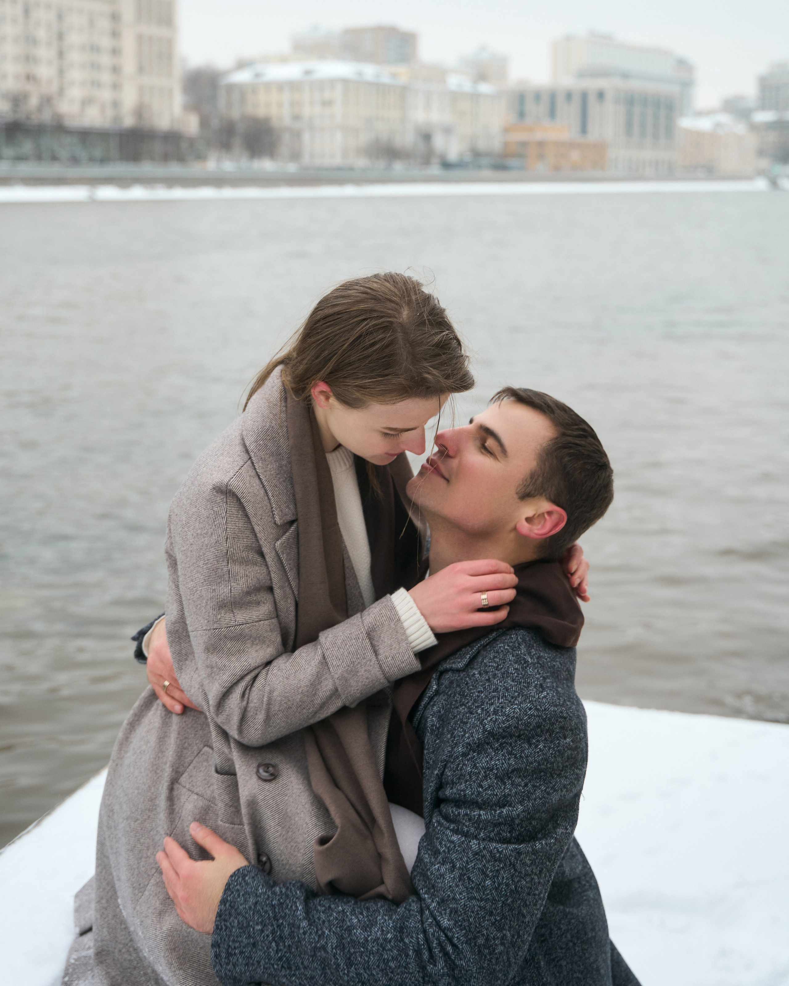 Любовь начинается с поцелуя. Minflo Photographer