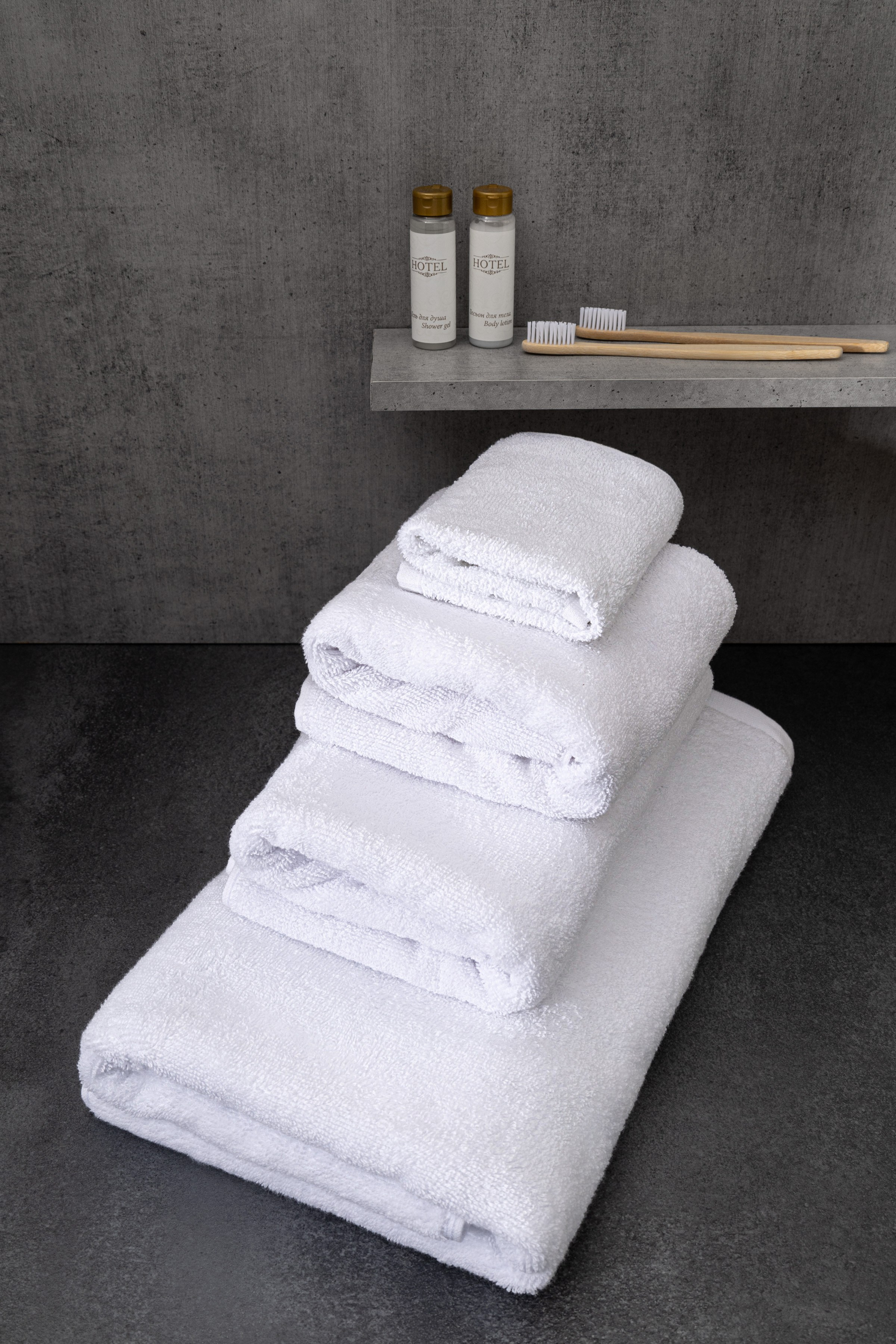 Стопка белых полотенец в темном интерьере | Интерьерная съемка для каталога