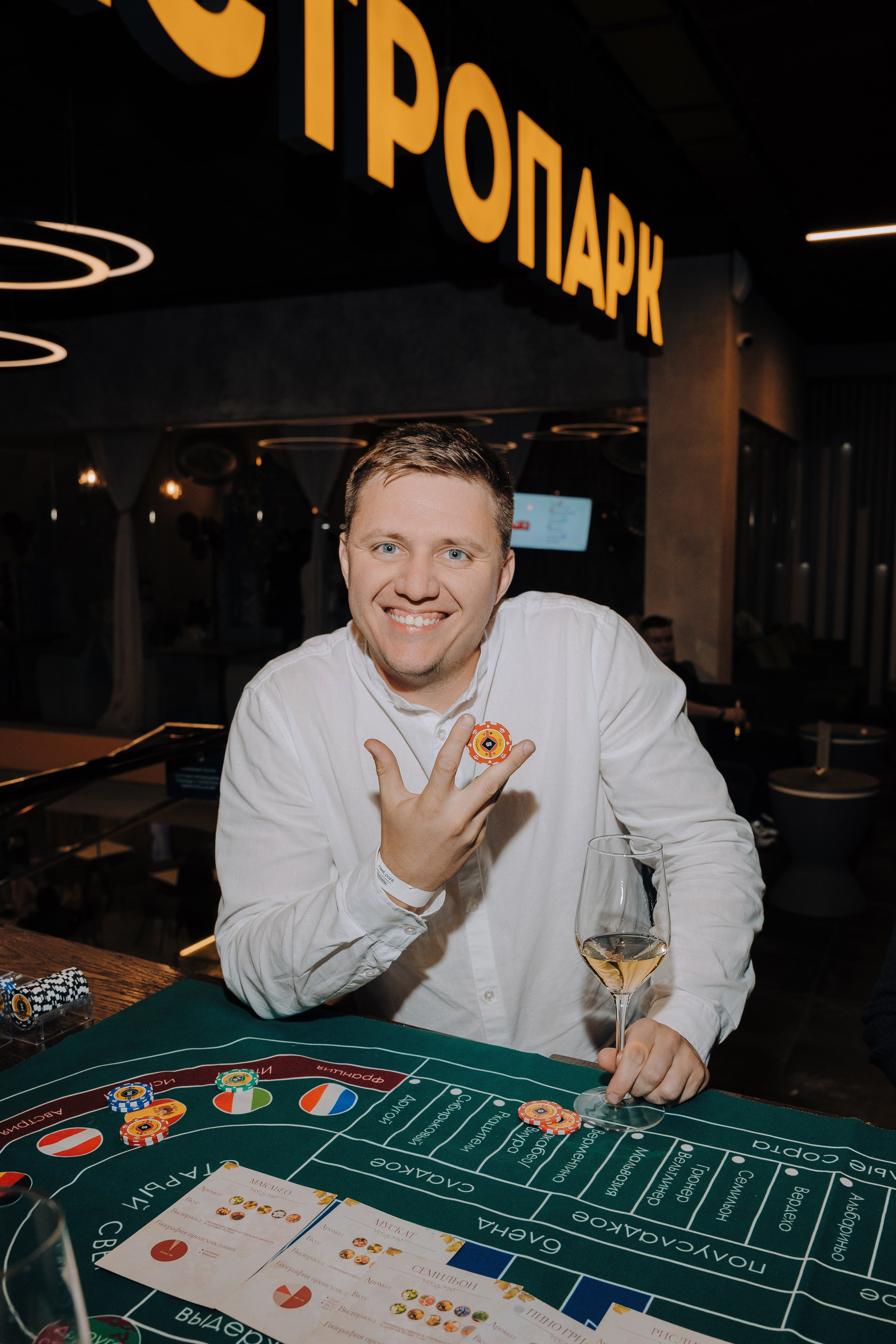 20 ЛЕТ МЕГАПОЛИС ЧЕЛЯБИНСК ХЕДЛАЙНЕР ЕЛКА. Репортажный фотограф Зуев Роман г. Челябинск