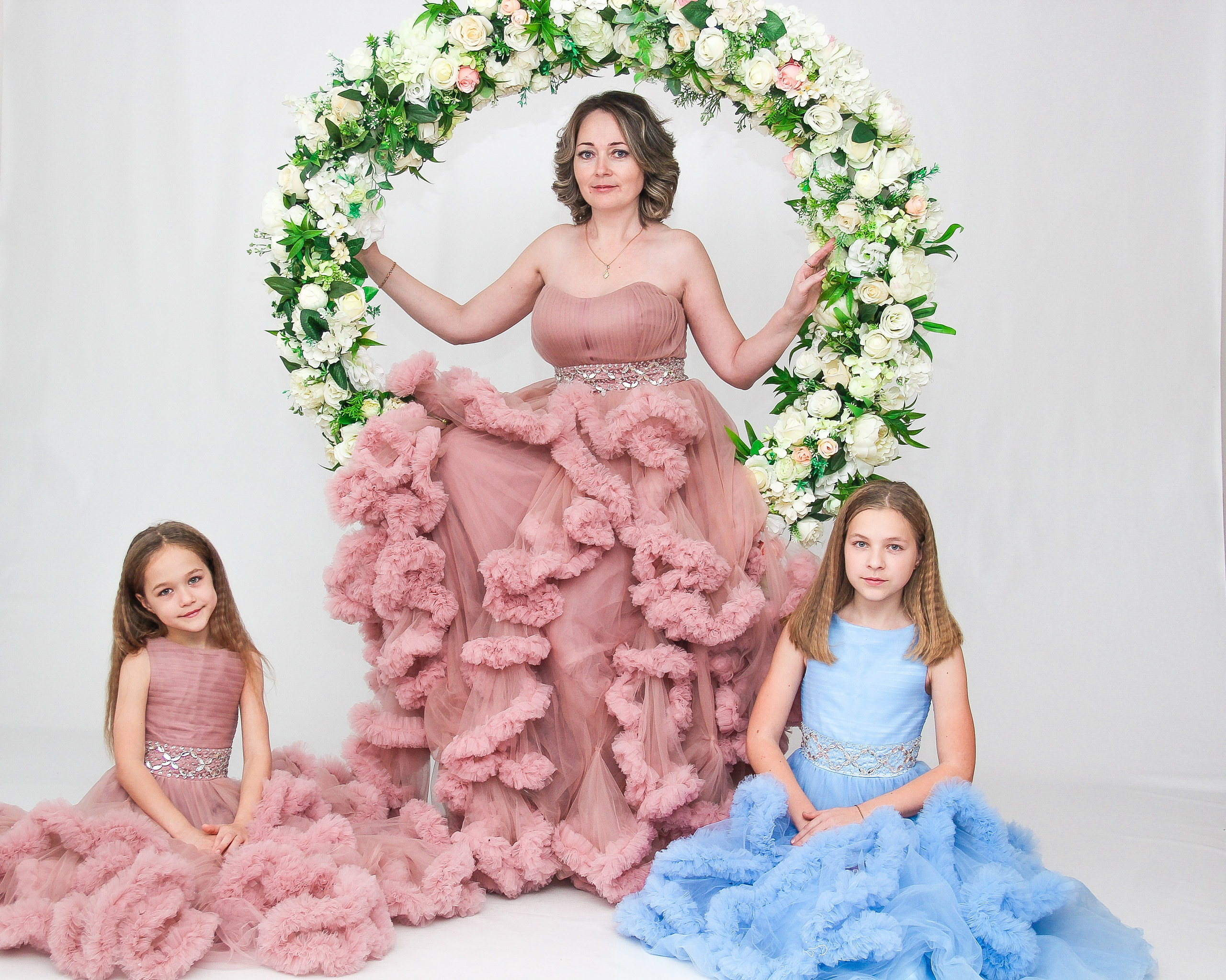 Семейные фотосессии студийные; новогодние, тематические, домашние и тд. Выпускные альбомы для школ и Детских садов в Барнауле /Выпускные/Свадебные/Детские/Семейные и др. виды съёмок /Фотограф Вера Валейко