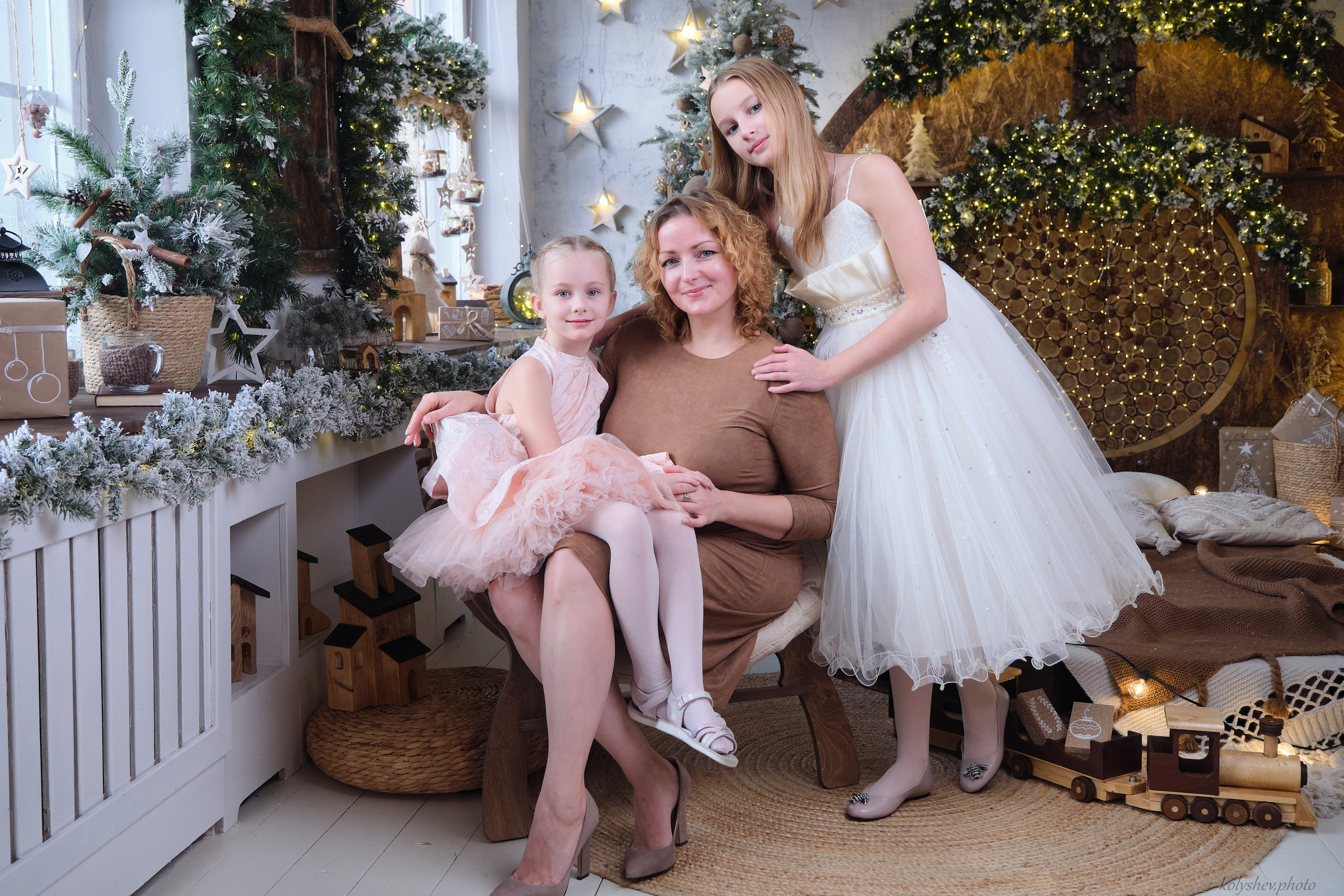 Семейная фотосессия мамы и дочек в студии в Москве фотограф Колышева Виктория. Портретный фотограф на новый год в Москве Виктория Колышева
