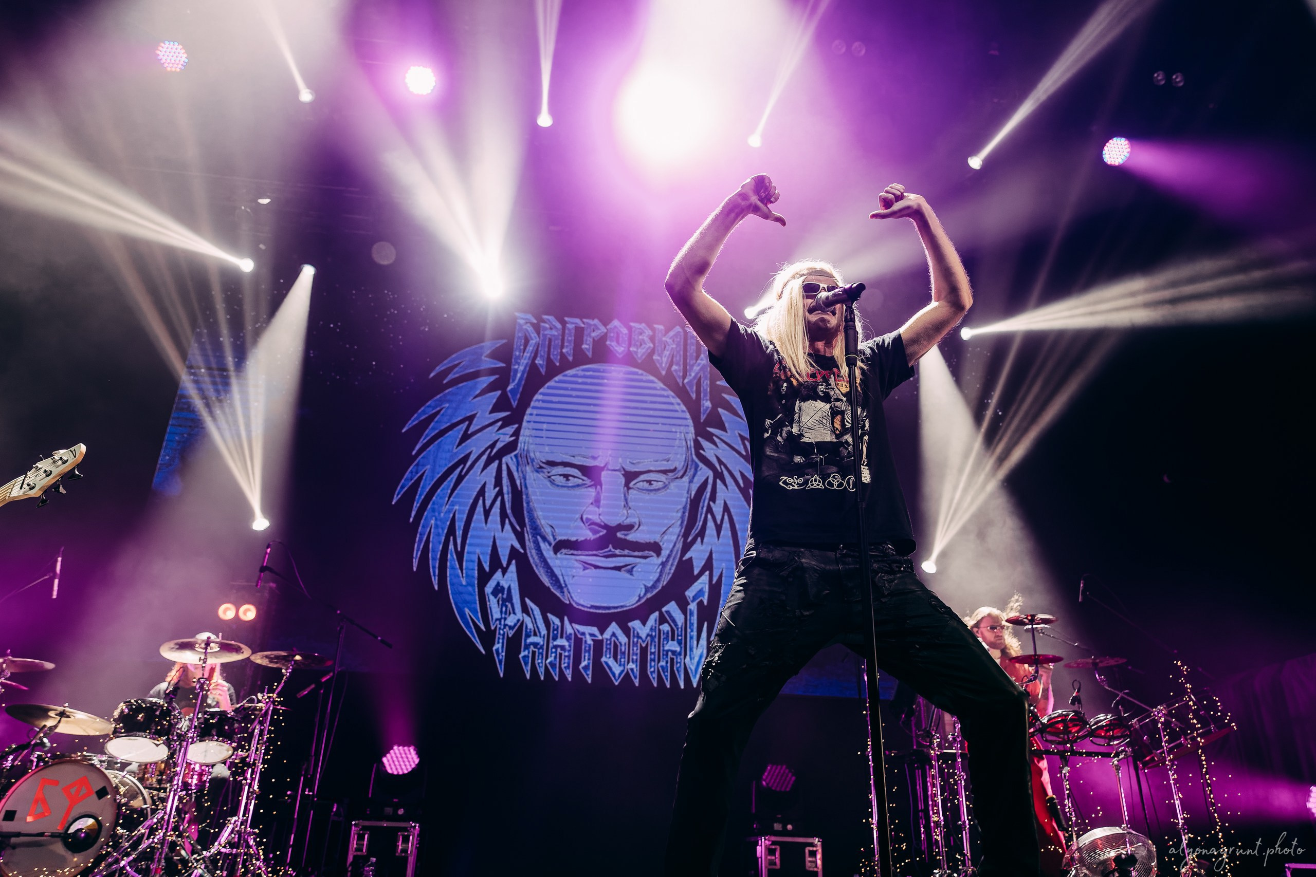 Багровый Фантомас, фоторепортаж, СПб, BASE, 14.12.2025. Алена Адрианова: фотограф в Санкт-Петербурге