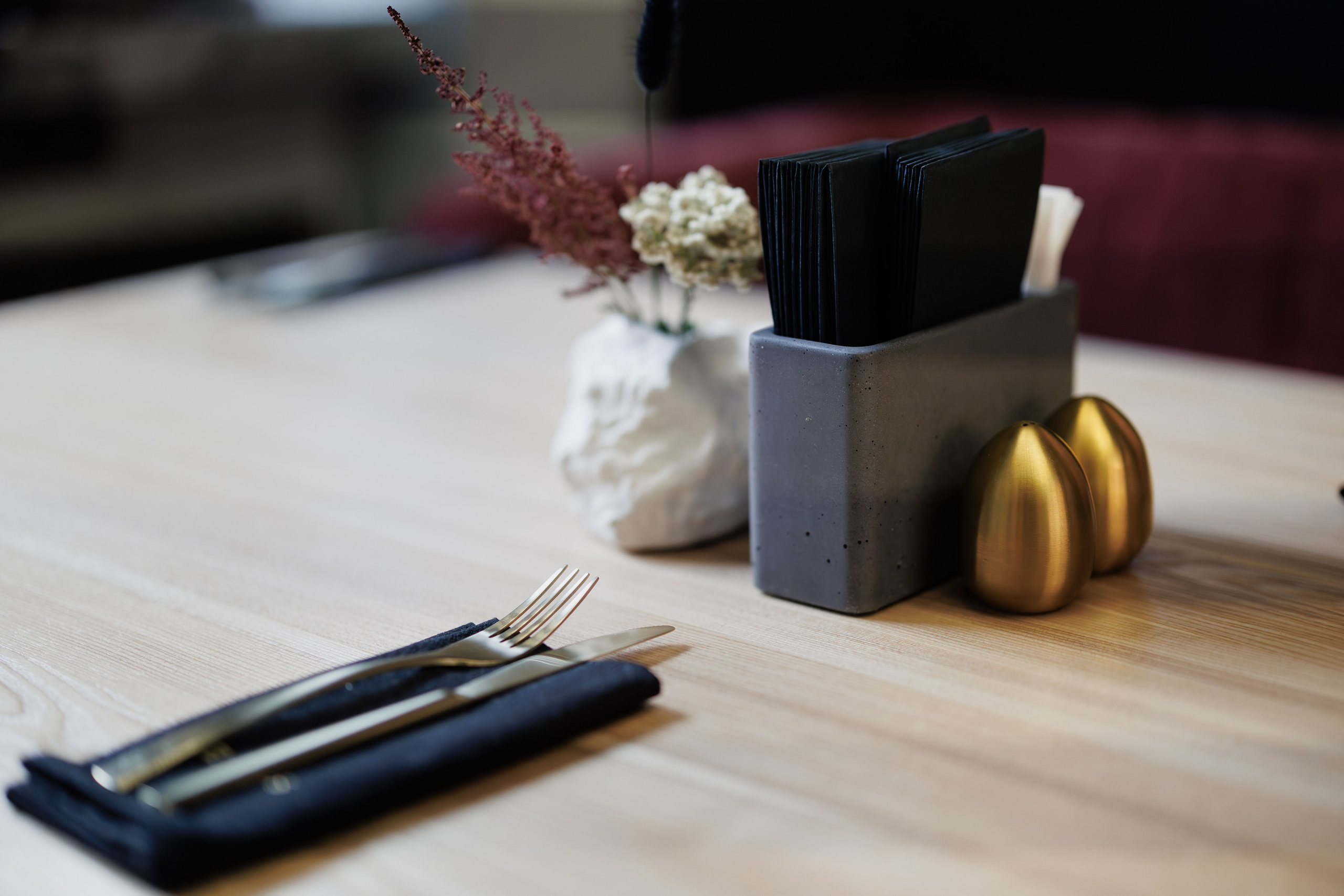 Фотограф для интерьерной съемки ресторана. Контент для бизнеса в Екатеринбурге Полдень Медиа