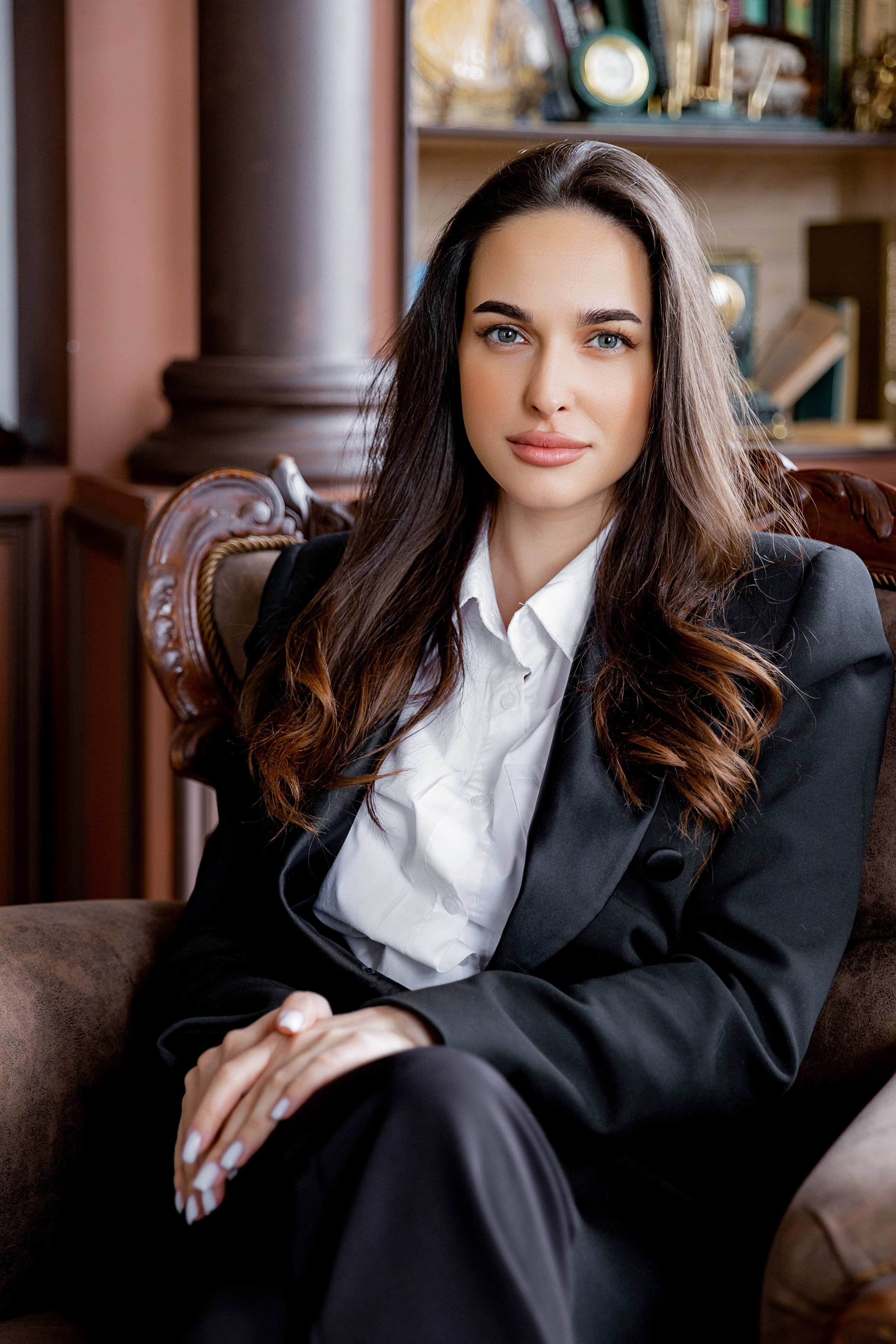 Бизнес портрет девушки в студии