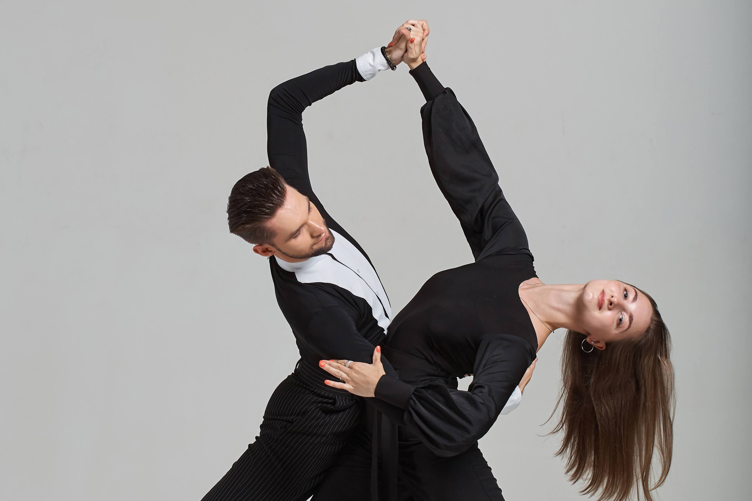 Танец парня и девушки