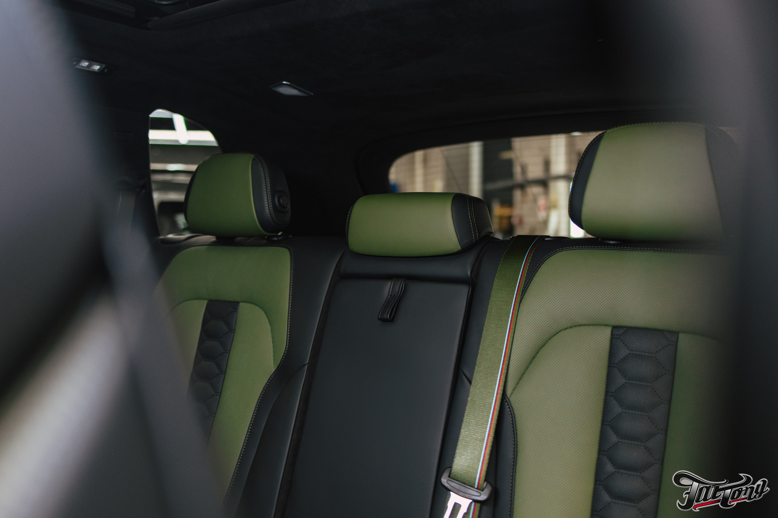 BMW X5M пошив салона в зеленую кожу. DeLorein