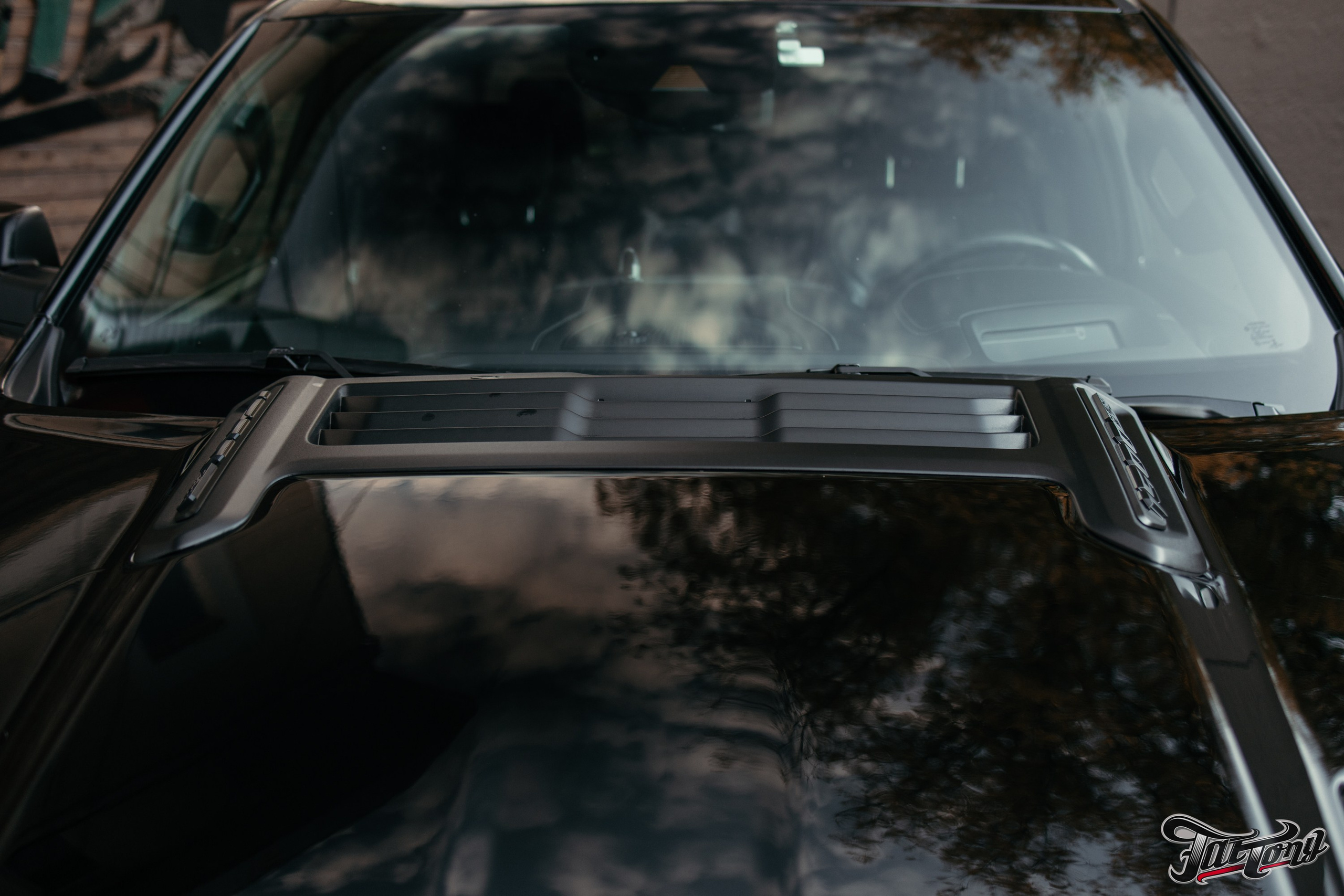 Ram 1500 ламинация карбоном, окрас шильдов, проушин, установка света в решетку. DeLorein