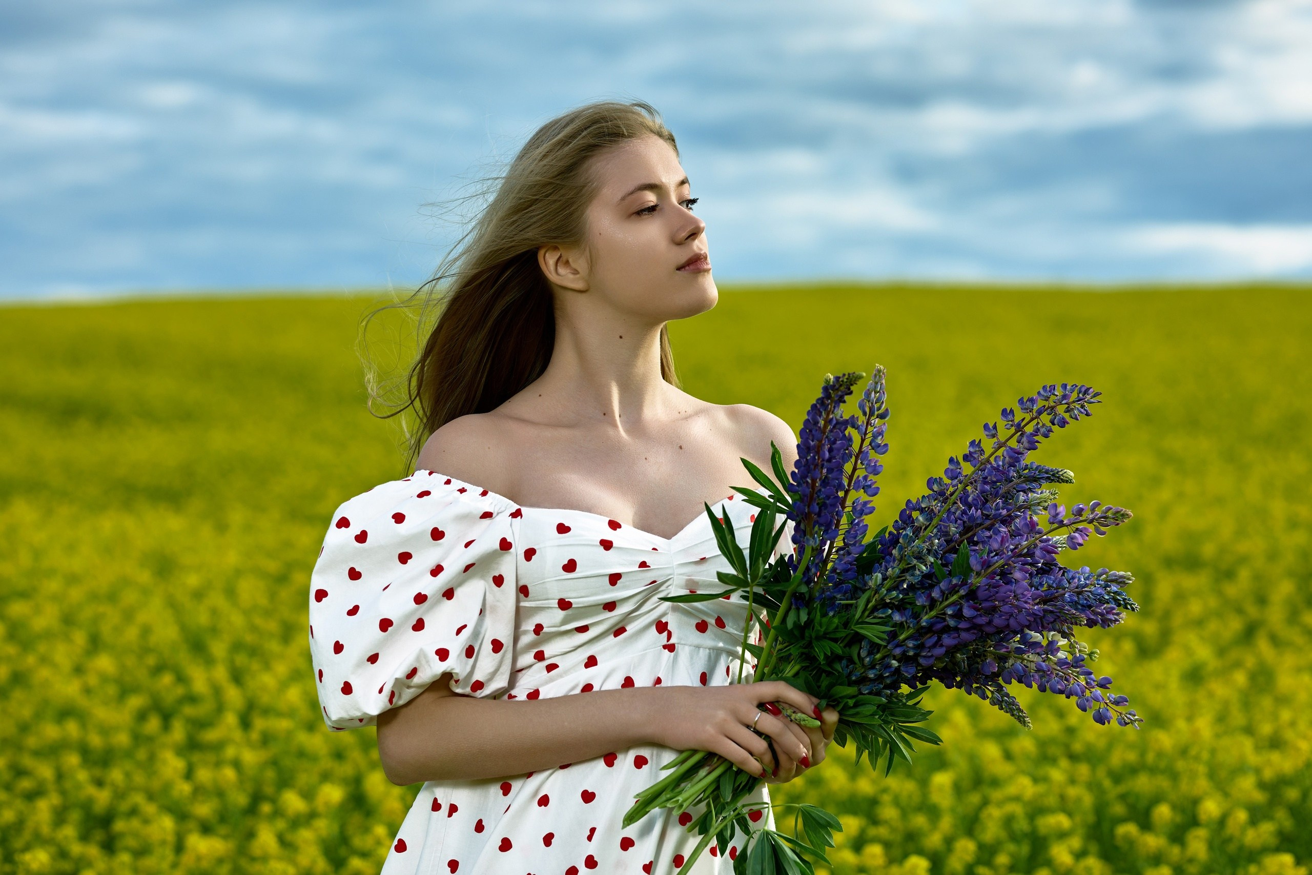 Девушка в цветущем желтом рыжиковом  поле.  Фотосессия в рапсовом поле Чебоксары Чувашия