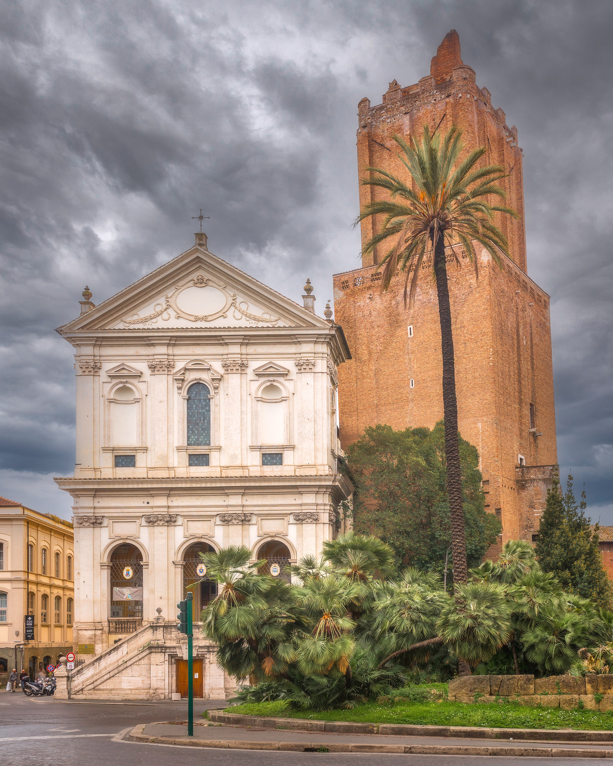 Башня Милиции и церковь Санта Катерина да Сиена  в Риме
