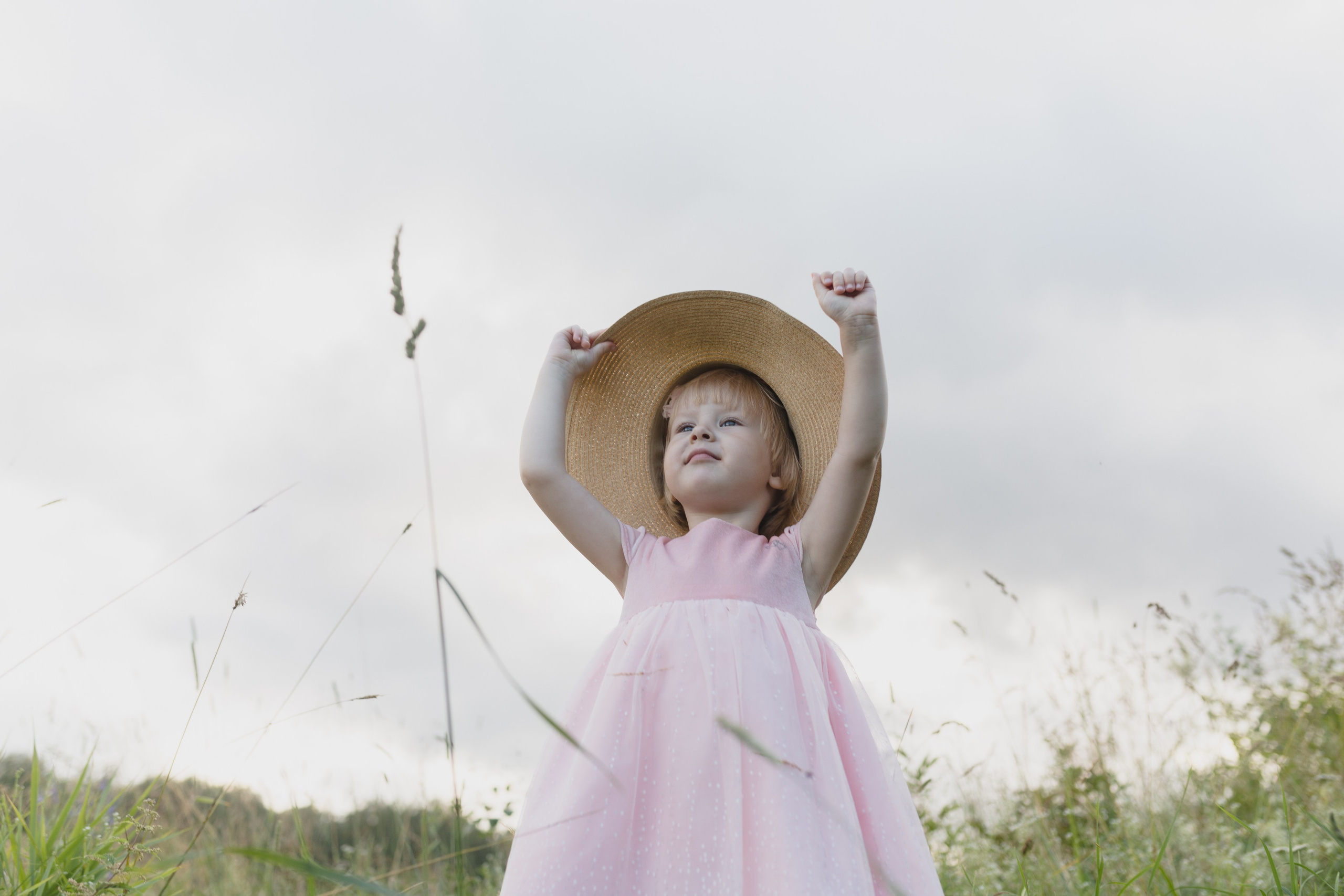 фото девочка в шляпке