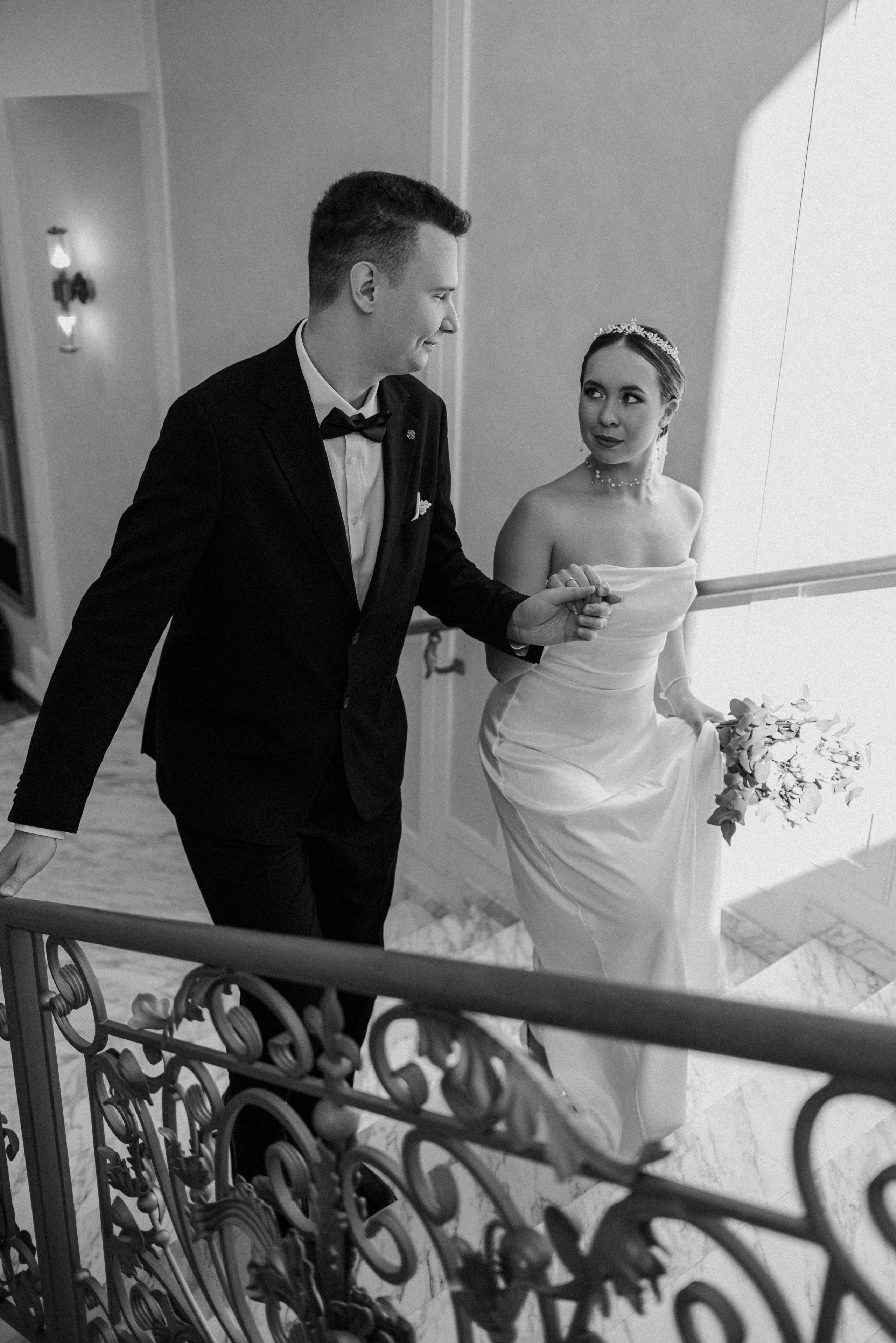 Жених и невеста на лестнице в ЗАГСе Южное Бутово, свадебная фотосессия, фотограф Алёна Макеева.