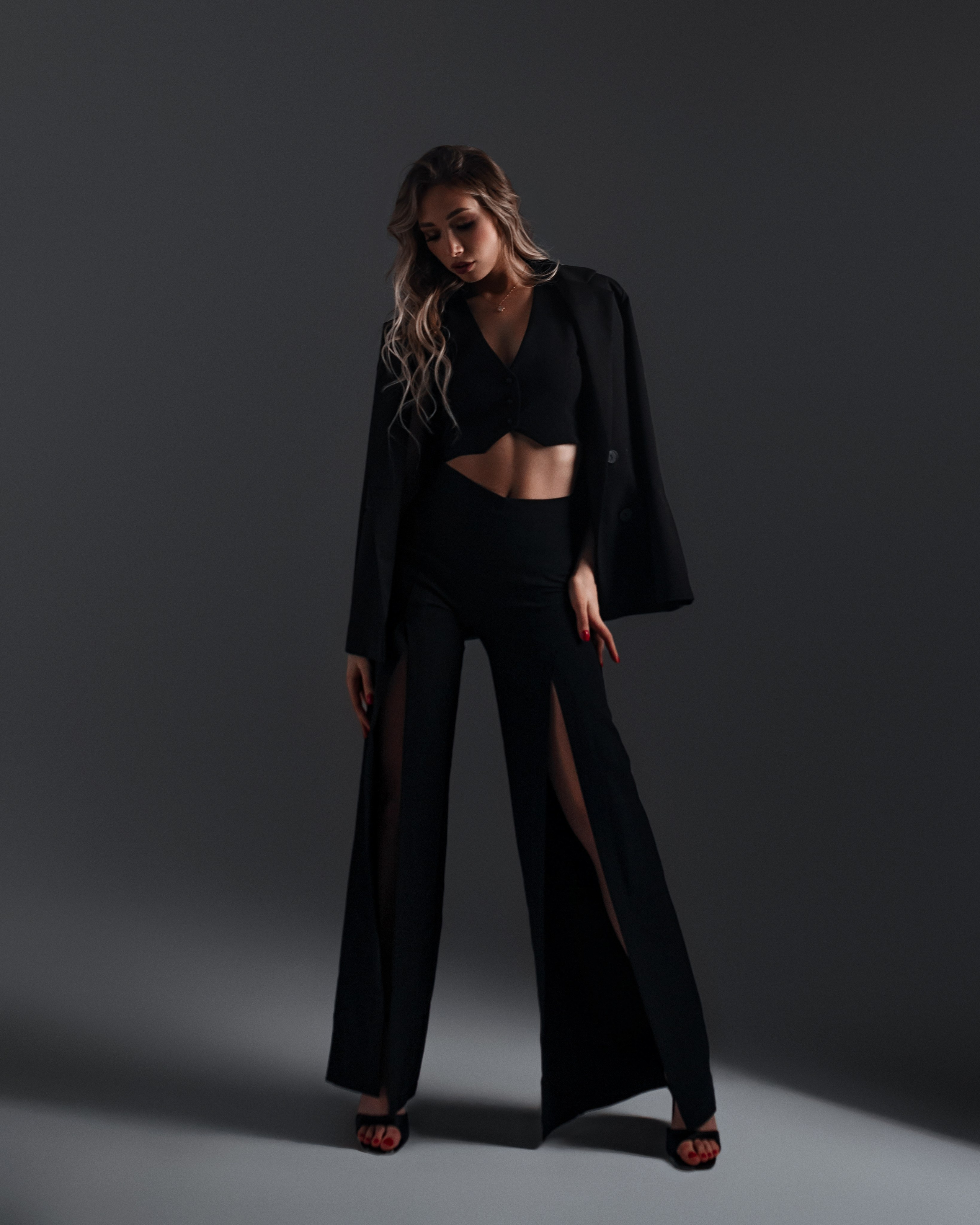 Фотосессия в брюках и пиджаке 